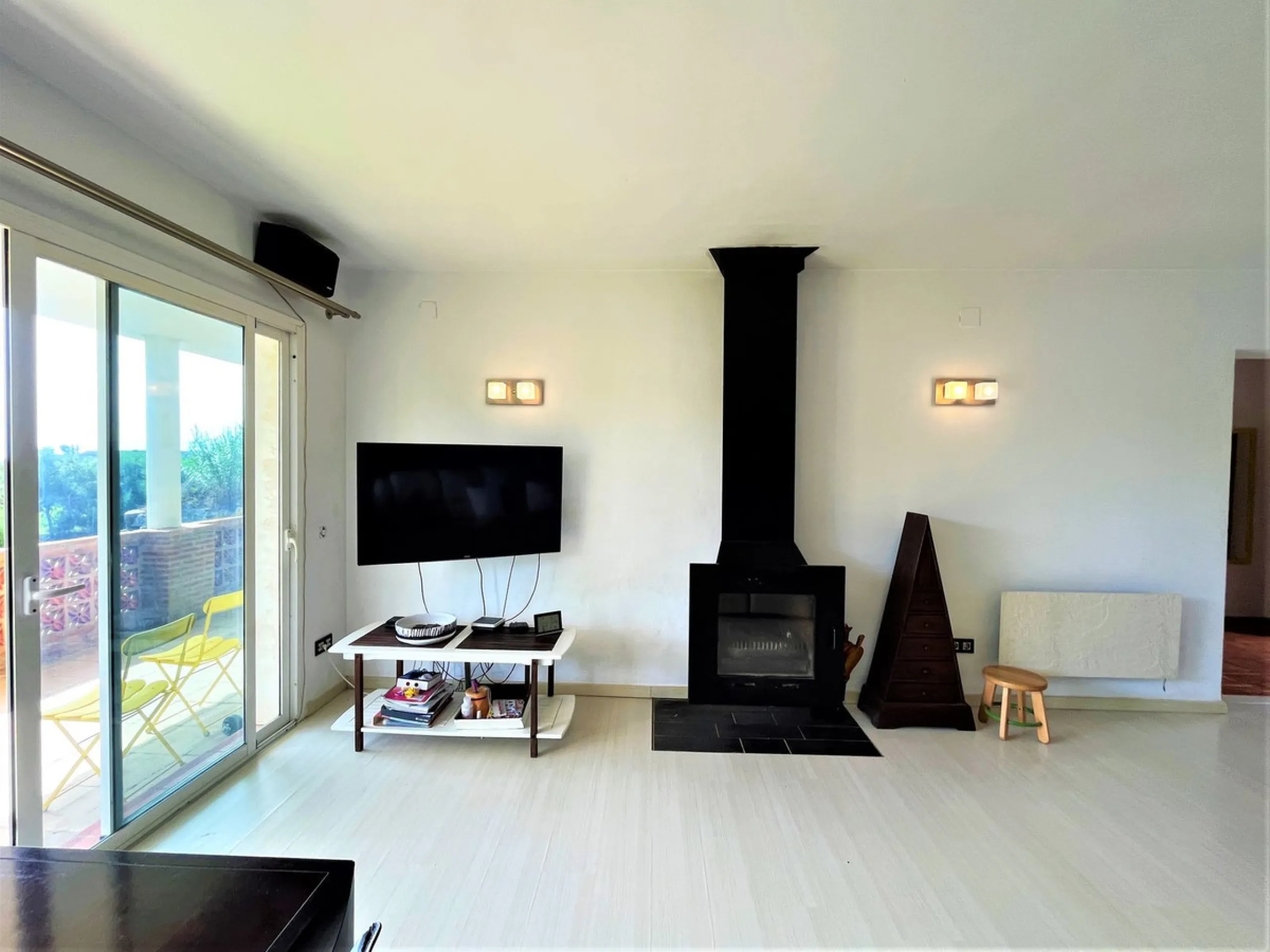 House - Detached Villa в продаже в Estepona, Málaga. В доме 3 спален и 1 ванных комнат. Площадь дома 260 м². Площадь участка 1154 м²