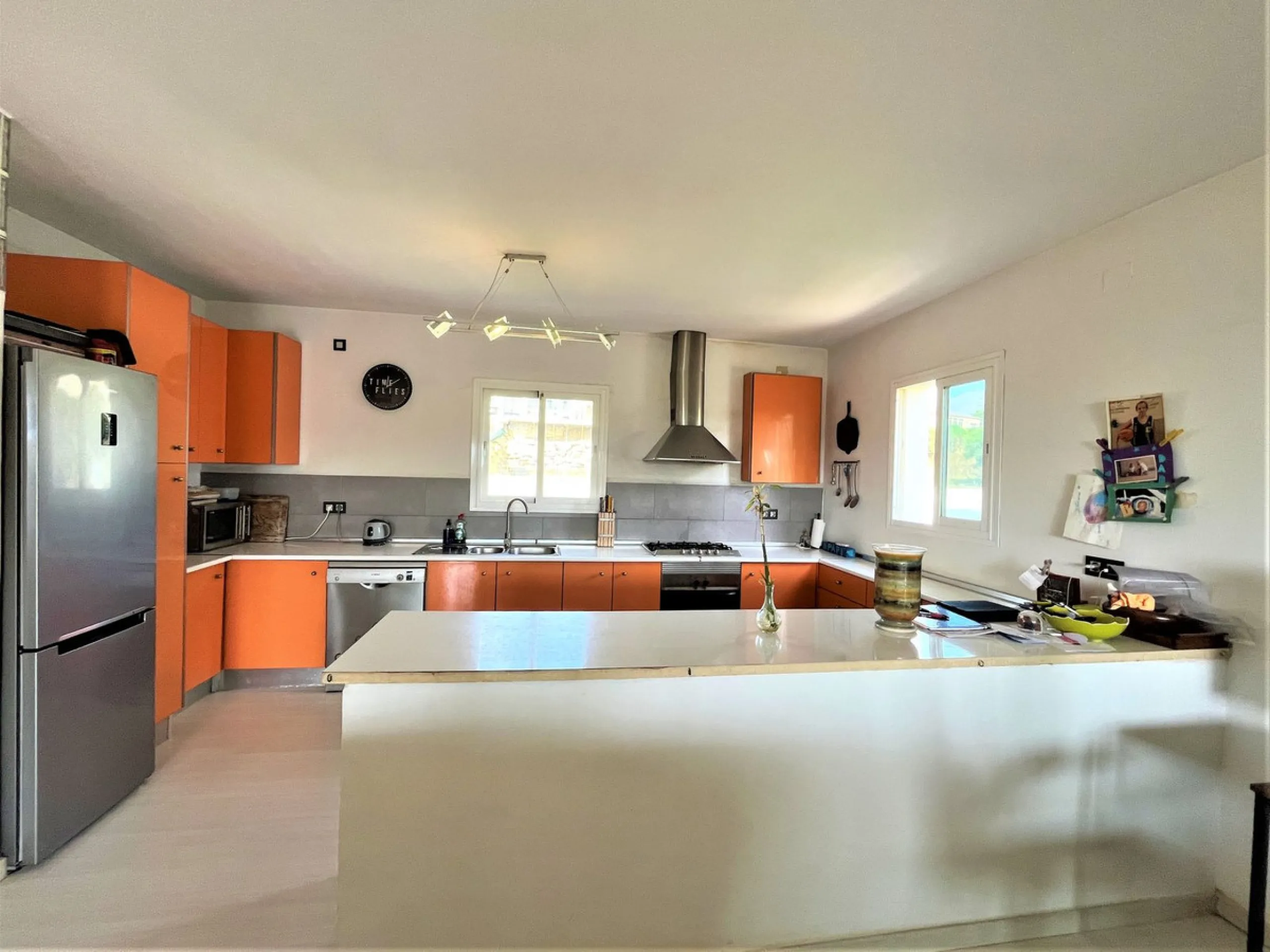 House - Detached Villa в продаже в Estepona, Málaga. В доме 3 спален и 1 ванных комнат. Площадь дома 260 м². Площадь участка 1154 м²