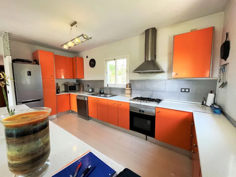 House - Detached Villa в продаже в Estepona, Málaga. В доме 3 спален и 1 ванных комнат. Площадь дома 260 м². Площадь участка 1154 м²