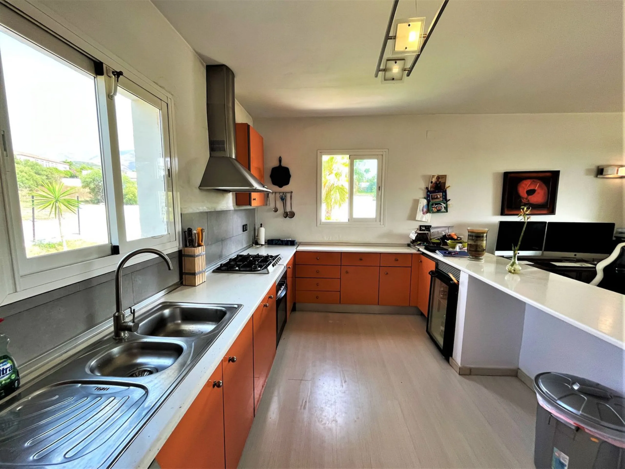 House - Detached Villa в продаже в Estepona, Málaga. В доме 3 спален и 1 ванных комнат. Площадь дома 260 м². Площадь участка 1154 м²
