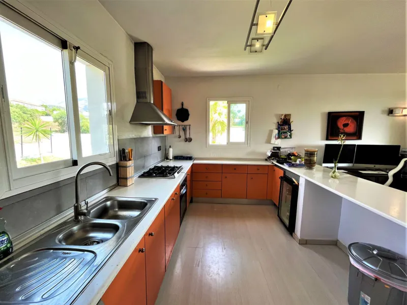 House - Detached Villa в продаже в Estepona, Málaga. В доме 3 спален и 1 ванных комнат. Площадь дома 260 м². Площадь участка 1154 м²