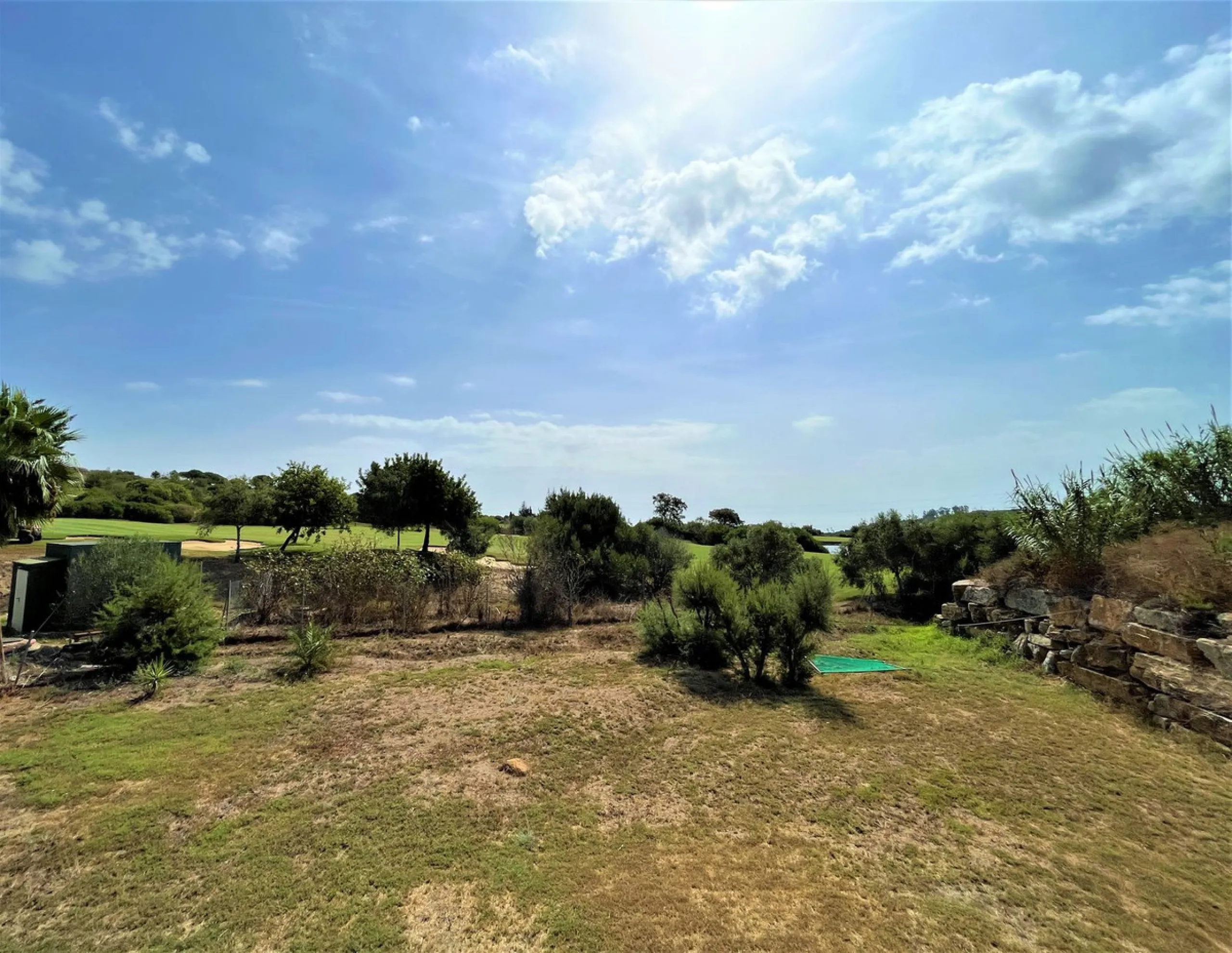 House - Detached Villa в продаже в Estepona, Málaga. В доме 3 спален и 1 ванных комнат. Площадь дома 260 м². Площадь участка 1154 м²