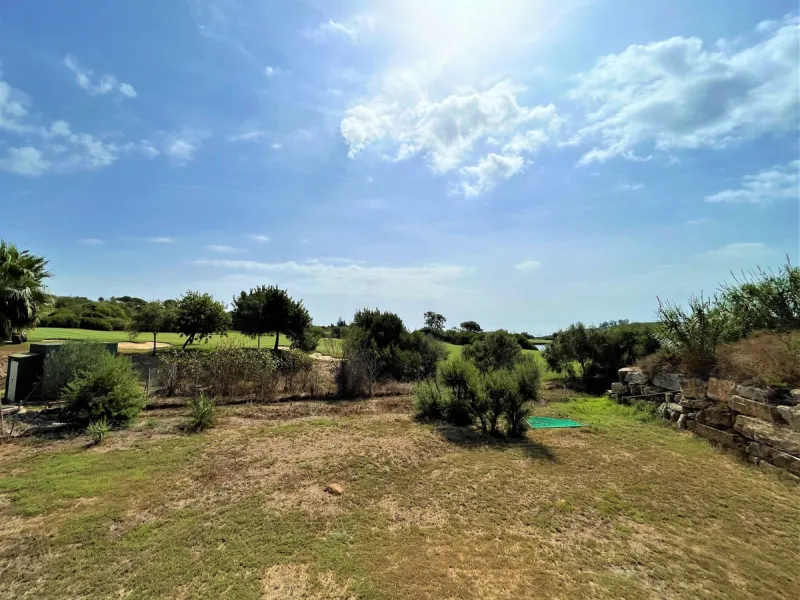 House - Detached Villa в продаже в Estepona, Málaga. В доме 3 спален и 1 ванных комнат. Площадь дома 260 м². Площадь участка 1154 м²