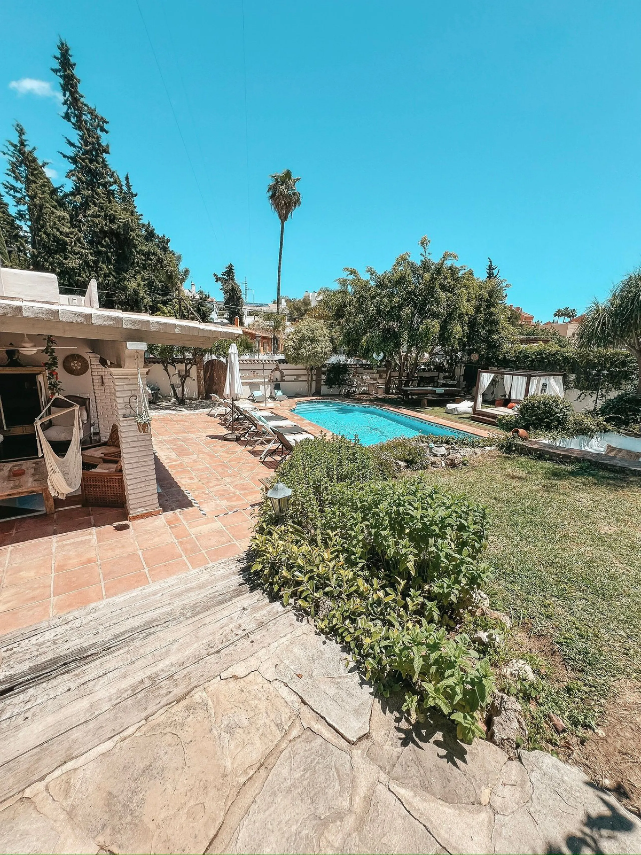 Diese außergewöhnliche Villa in der begehrten Wohngegend Los Jazmines von San Pedro de Alcantara, Malaga, bietet eine ausgezeichnete Gelegenheit für Wohnzwecke oder eine rentable Investition. Das Objekt verfügt über einen gültigen