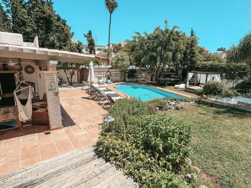 Diese außergewöhnliche Villa in der begehrten Wohngegend Los Jazmines von San Pedro de Alcantara, Malaga, bietet eine ausgezeichnete Gelegenheit für Wohnzwecke oder eine rentable Investition. Das Objekt verfügt über einen gültigen