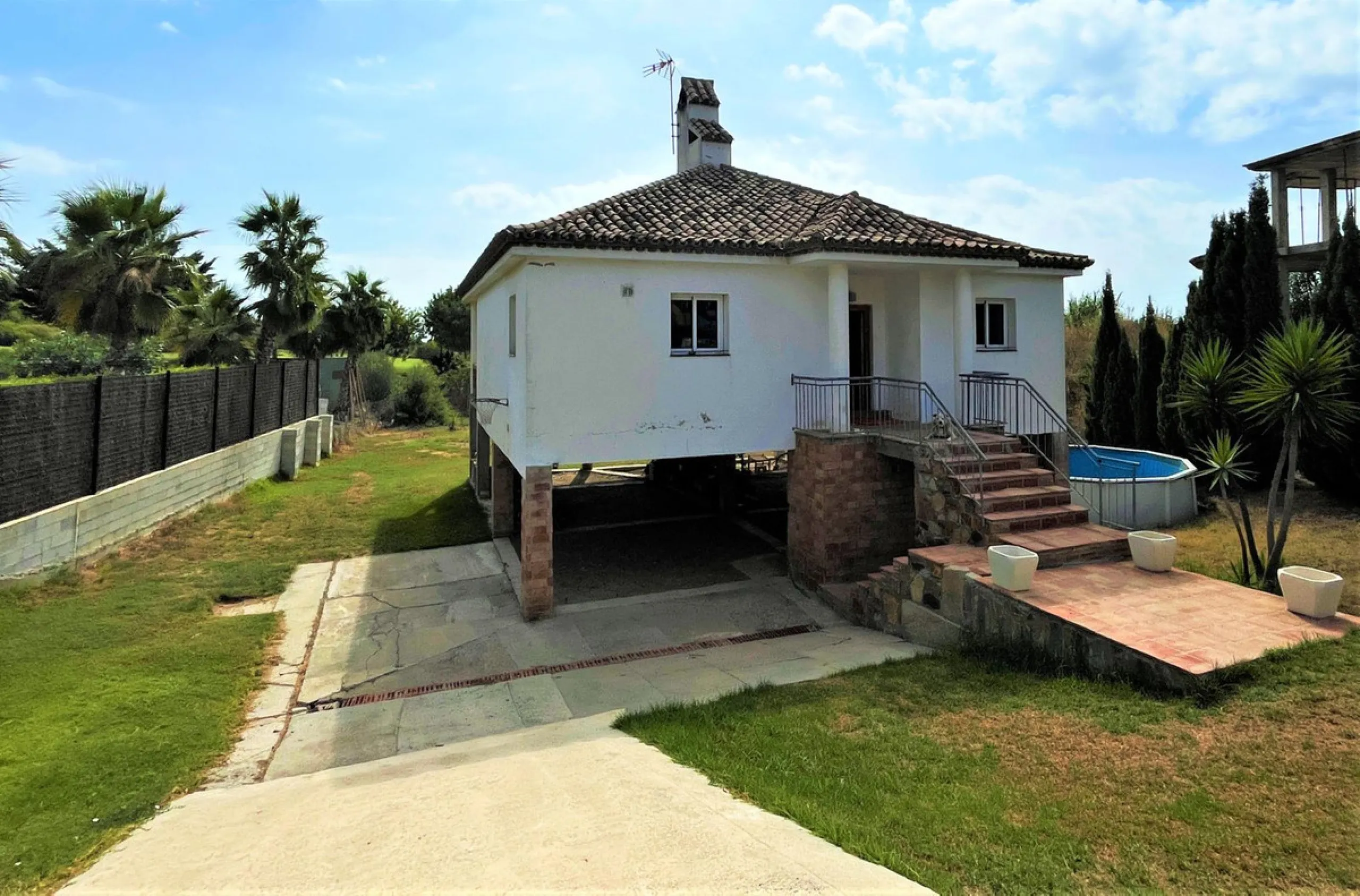 House - Detached Villa в продаже в Estepona, Málaga. В доме 3 спален и 1 ванных комнат. Площадь дома 260 м². Площадь участка 1154 м²