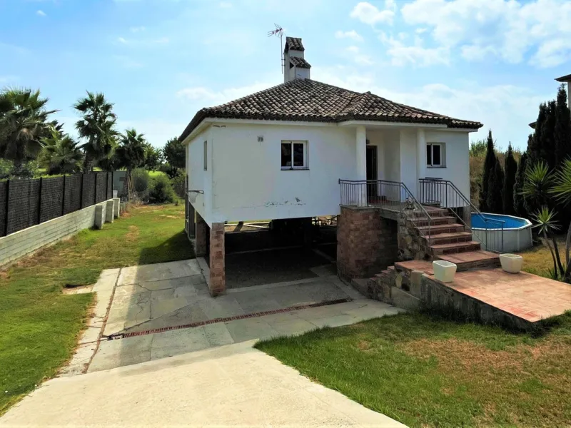 House - Detached Villa в продаже в Estepona, Málaga. В доме 3 спален и 1 ванных комнат. Площадь дома 260 м². Площадь участка 1154 м²