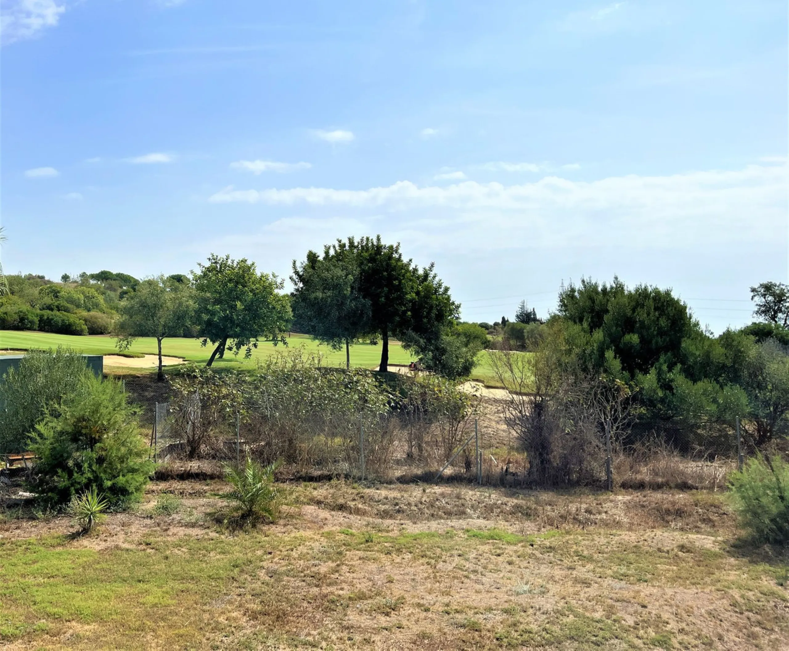 House - Detached Villa в продаже в Estepona, Málaga. В доме 3 спален и 1 ванных комнат. Площадь дома 260 м². Площадь участка 1154 м²