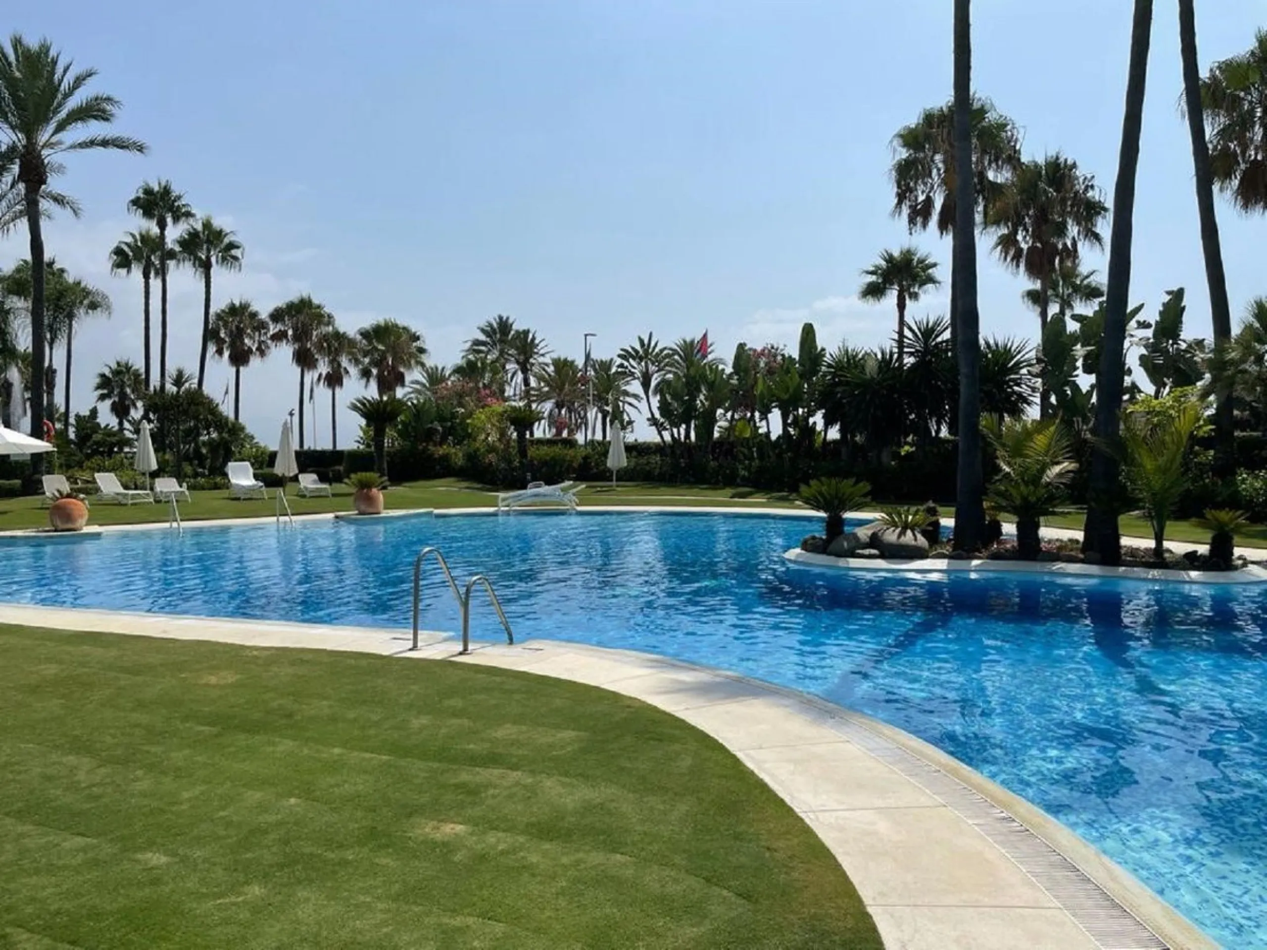 SECOND FLOOR APARTMENT IN LOS GRANADOS II IN PUERTO BANUS
