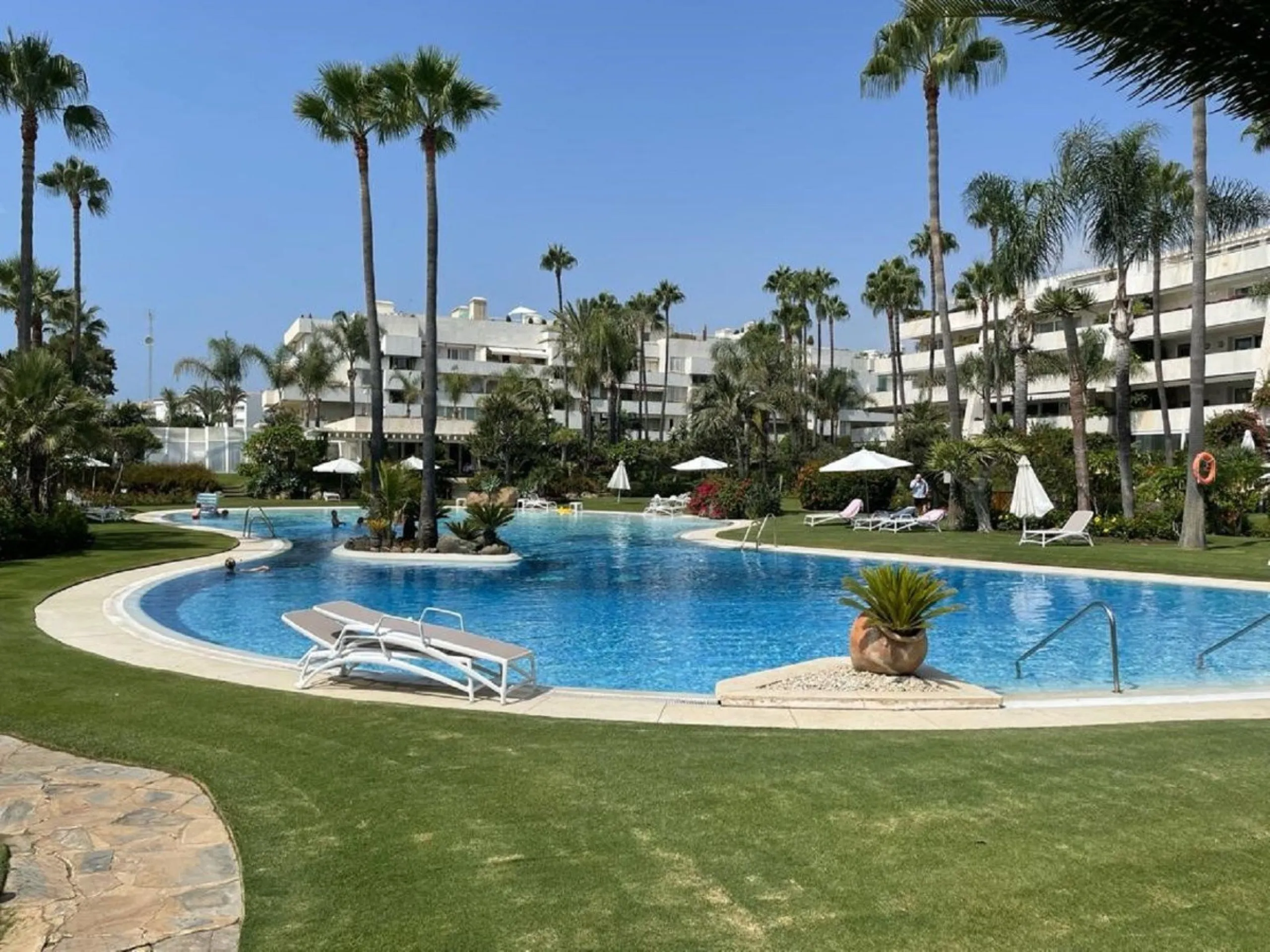 SECOND FLOOR APARTMENT IN LOS GRANADOS II IN PUERTO BANUS