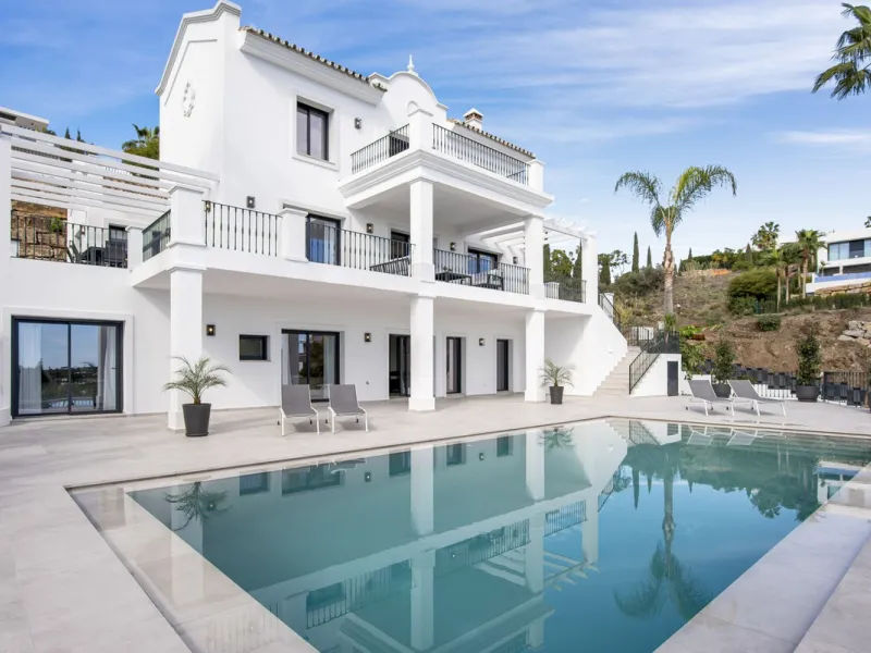 Fully renovated (key ready) completely furnished villa in the Los Flamingos Golf Resort