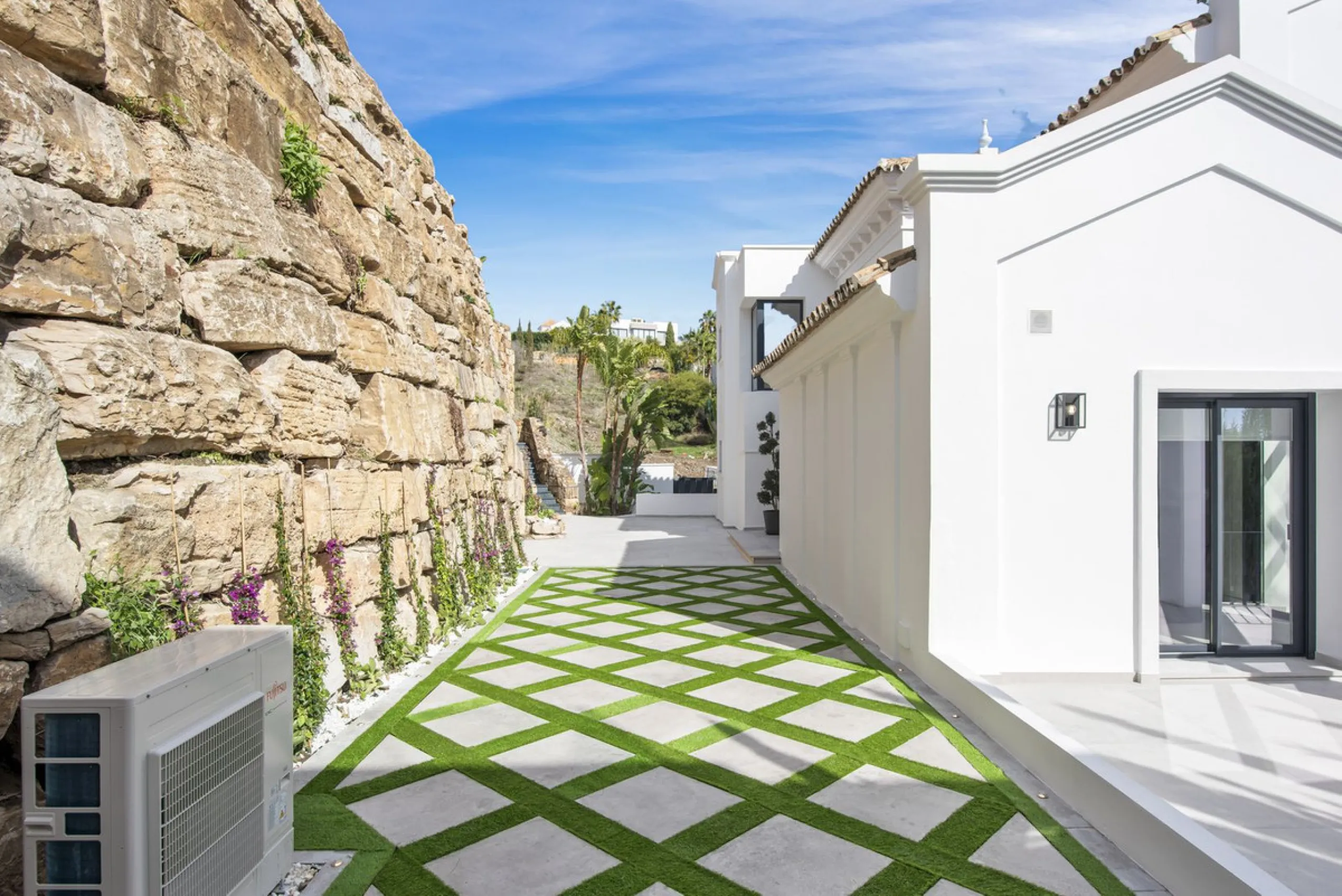 Fully renovated (key ready) completely furnished villa in the Los Flamingos Golf Resort