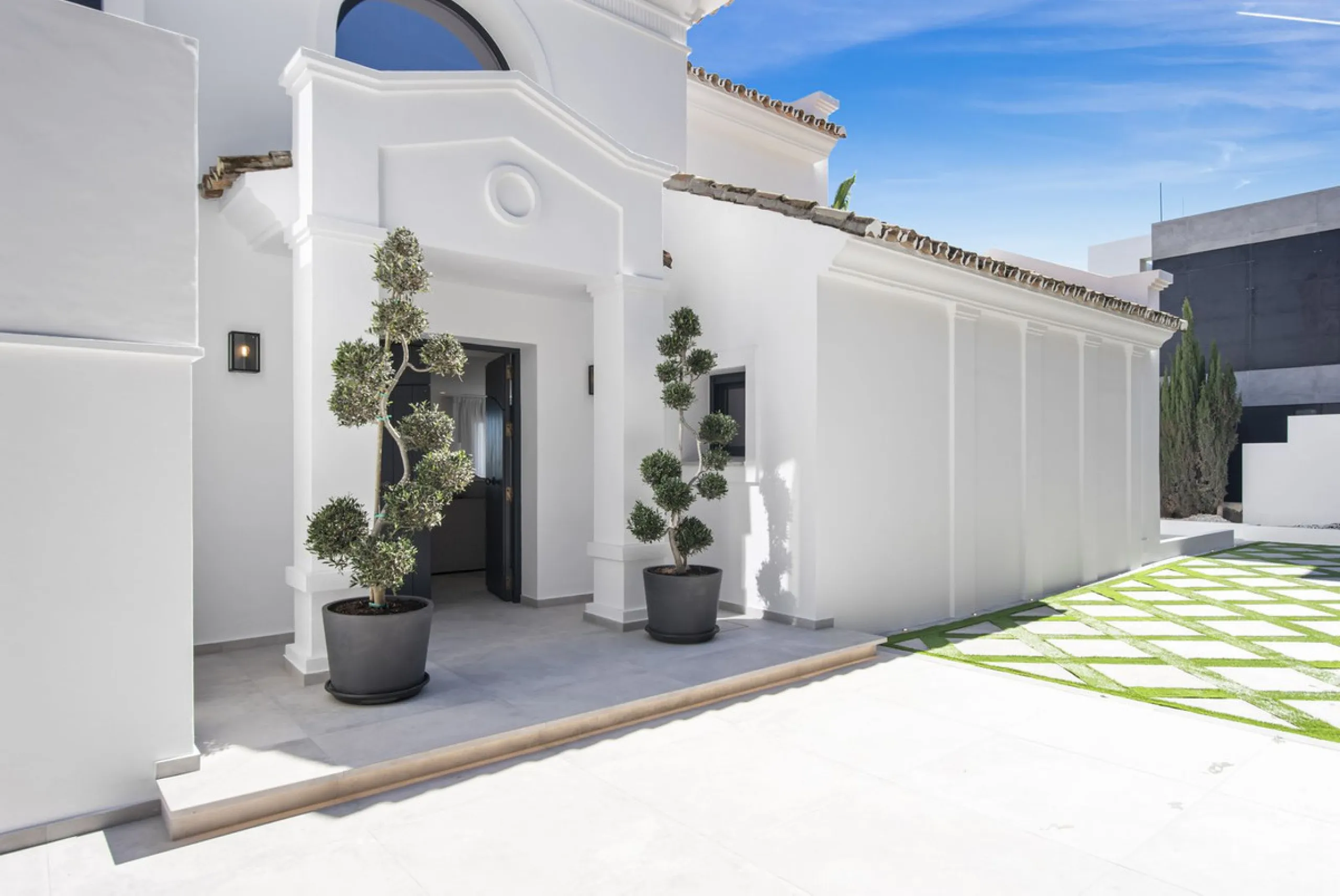 Fully renovated (key ready) completely furnished villa in the Los Flamingos Golf Resort