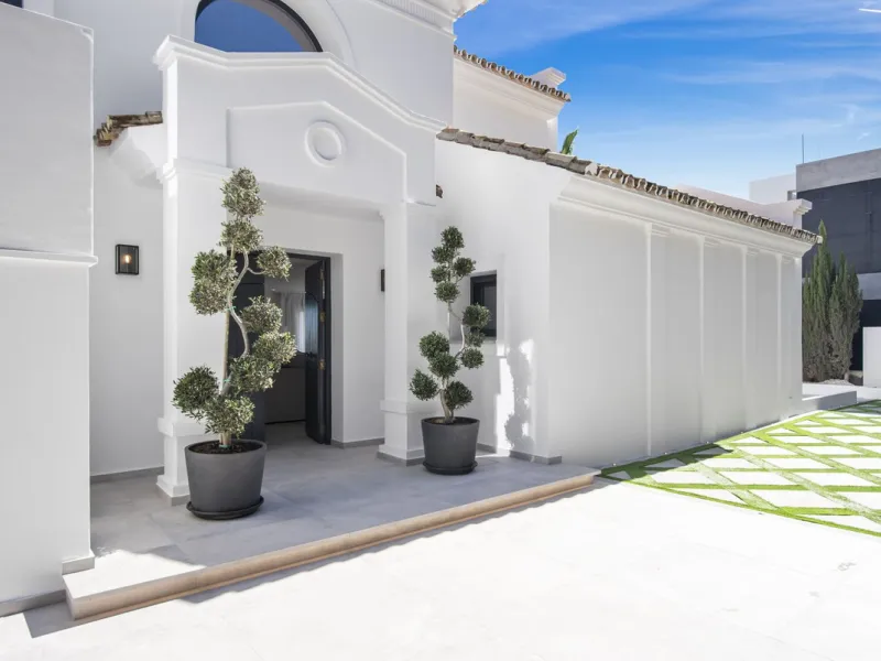 Fully renovated (key ready) completely furnished villa in the Los Flamingos Golf Resort