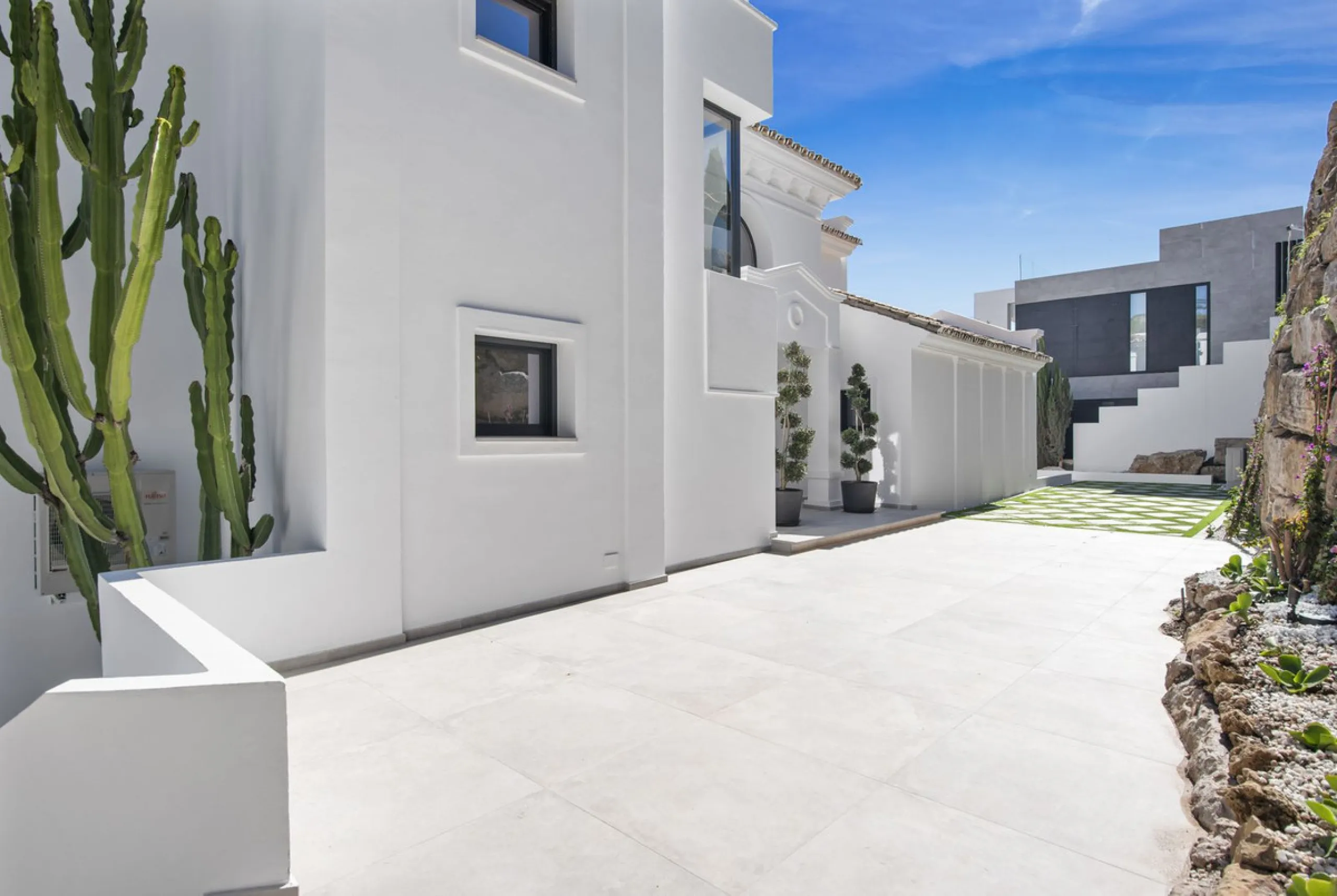 Fully renovated (key ready) completely furnished villa in the Los Flamingos Golf Resort