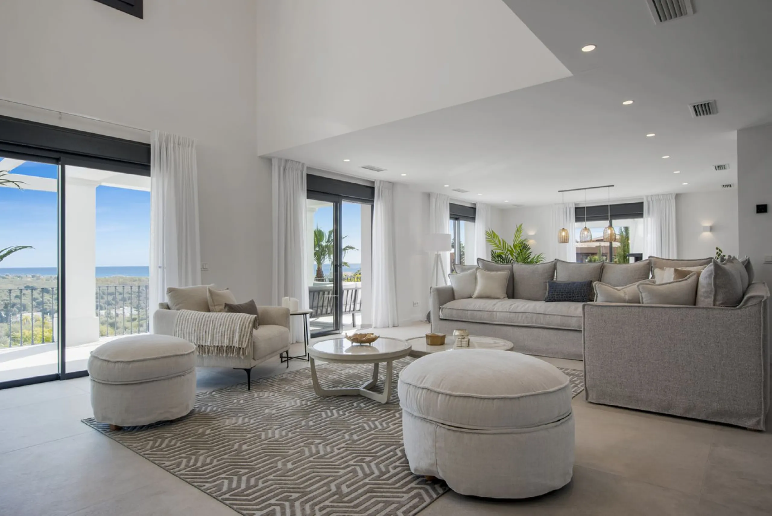 Fully renovated (key ready) completely furnished villa in the Los Flamingos Golf Resort