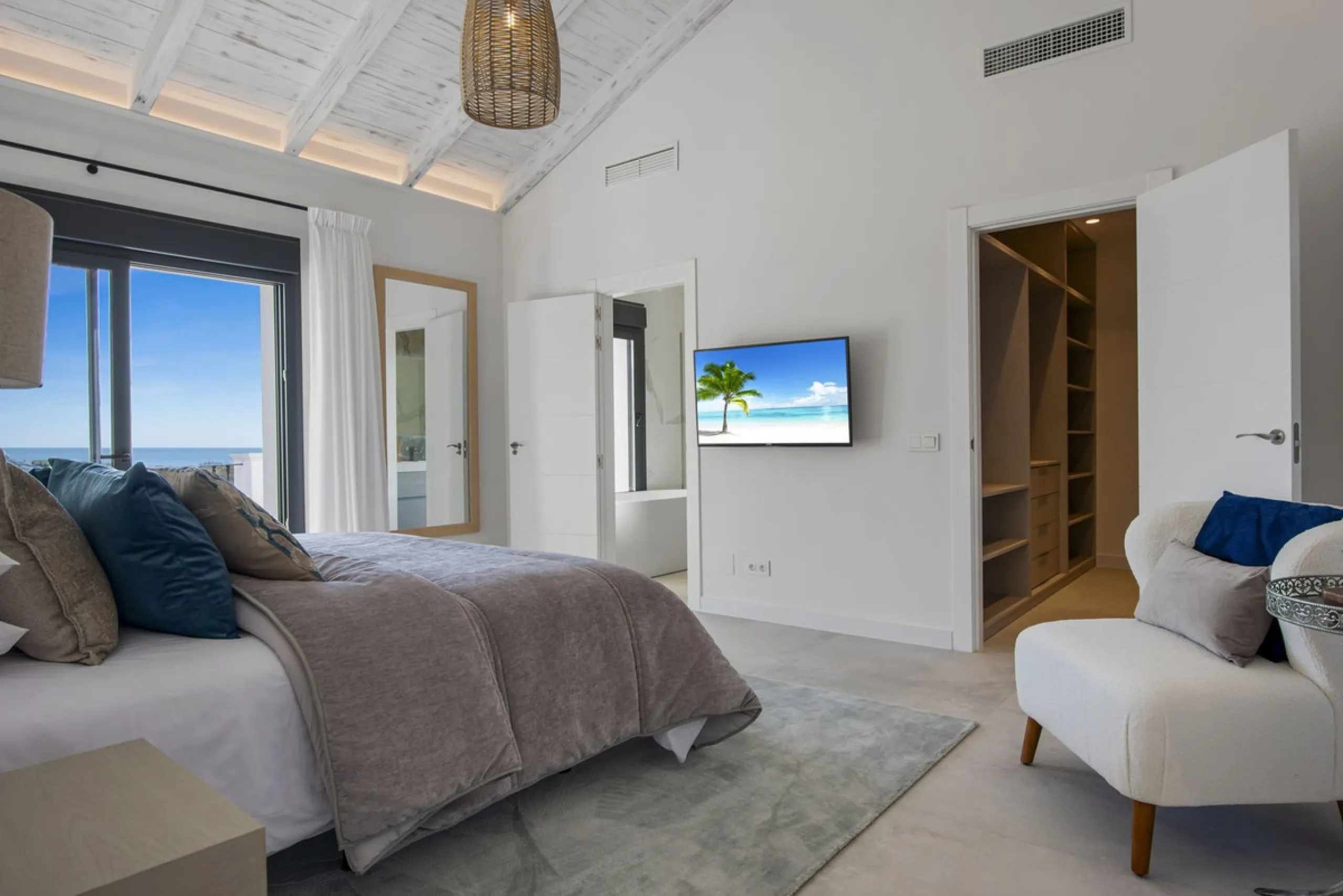 Fully renovated (key ready) completely furnished villa in the Los Flamingos Golf Resort
