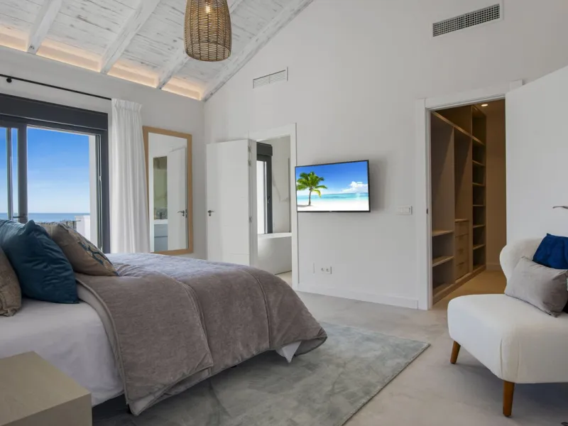 Fully renovated (key ready) completely furnished villa in the Los Flamingos Golf Resort