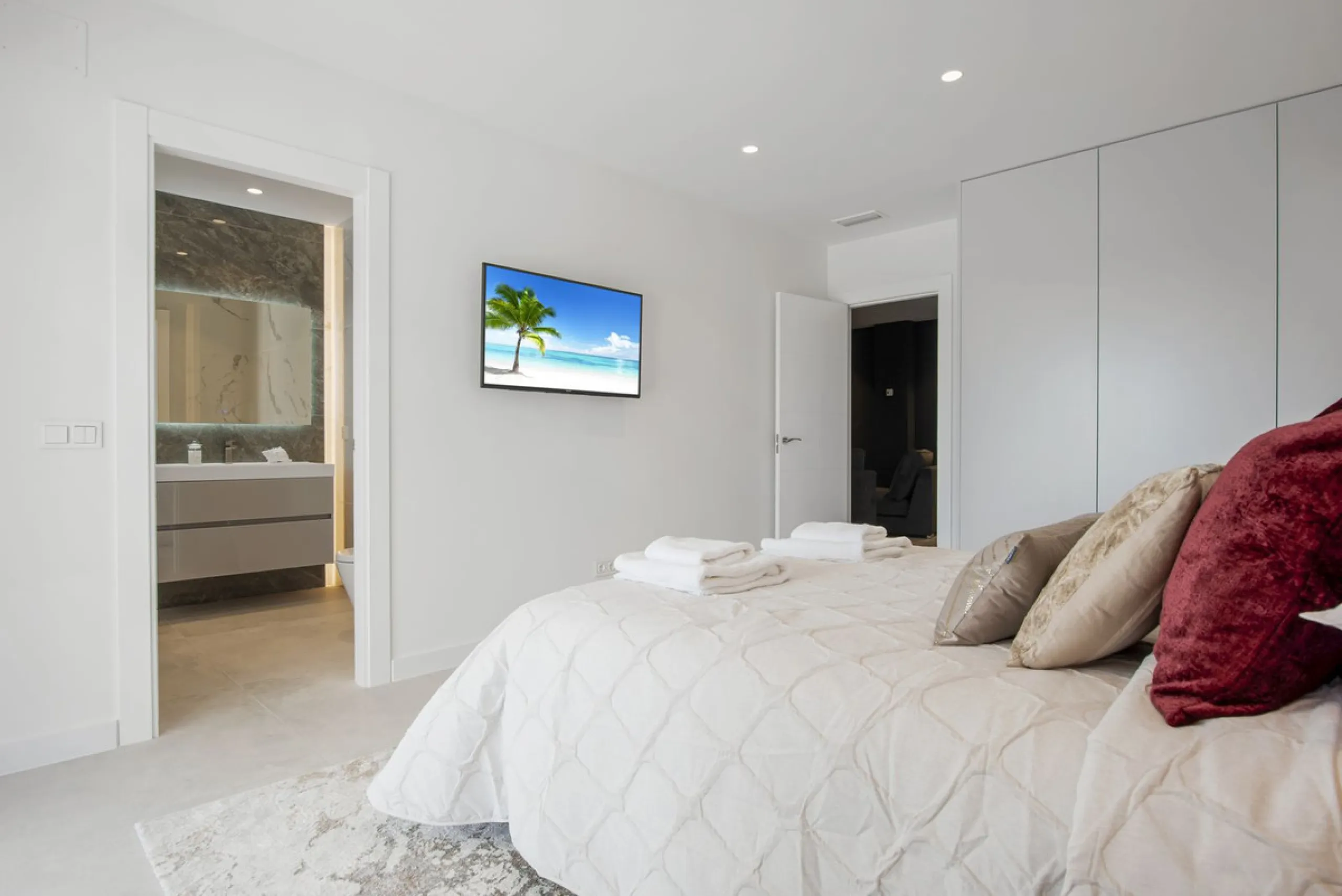 Fully renovated (key ready) completely furnished villa in the Los Flamingos Golf Resort