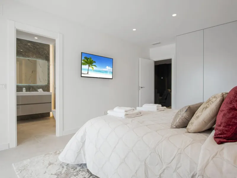 Fully renovated (key ready) completely furnished villa in the Los Flamingos Golf Resort