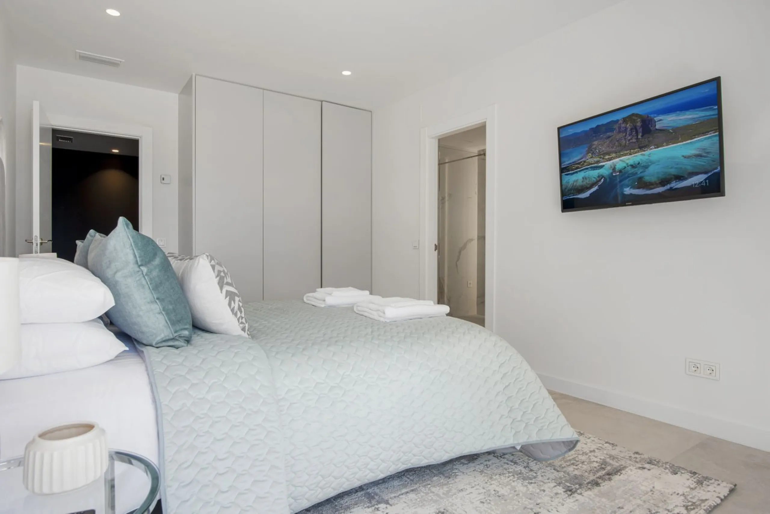 Fully renovated (key ready) completely furnished villa in the Los Flamingos Golf Resort