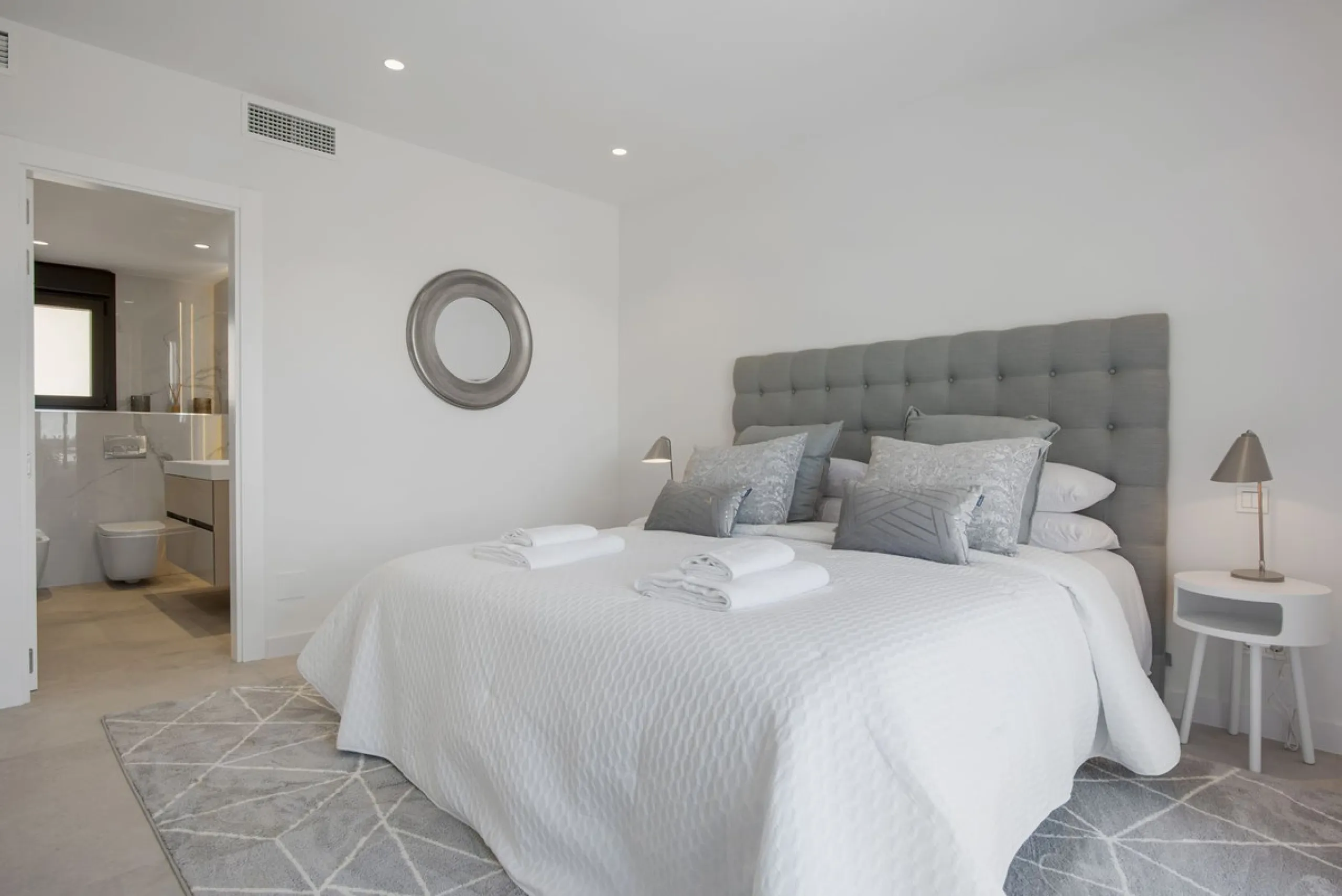 Fully renovated (key ready) completely furnished villa in the Los Flamingos Golf Resort