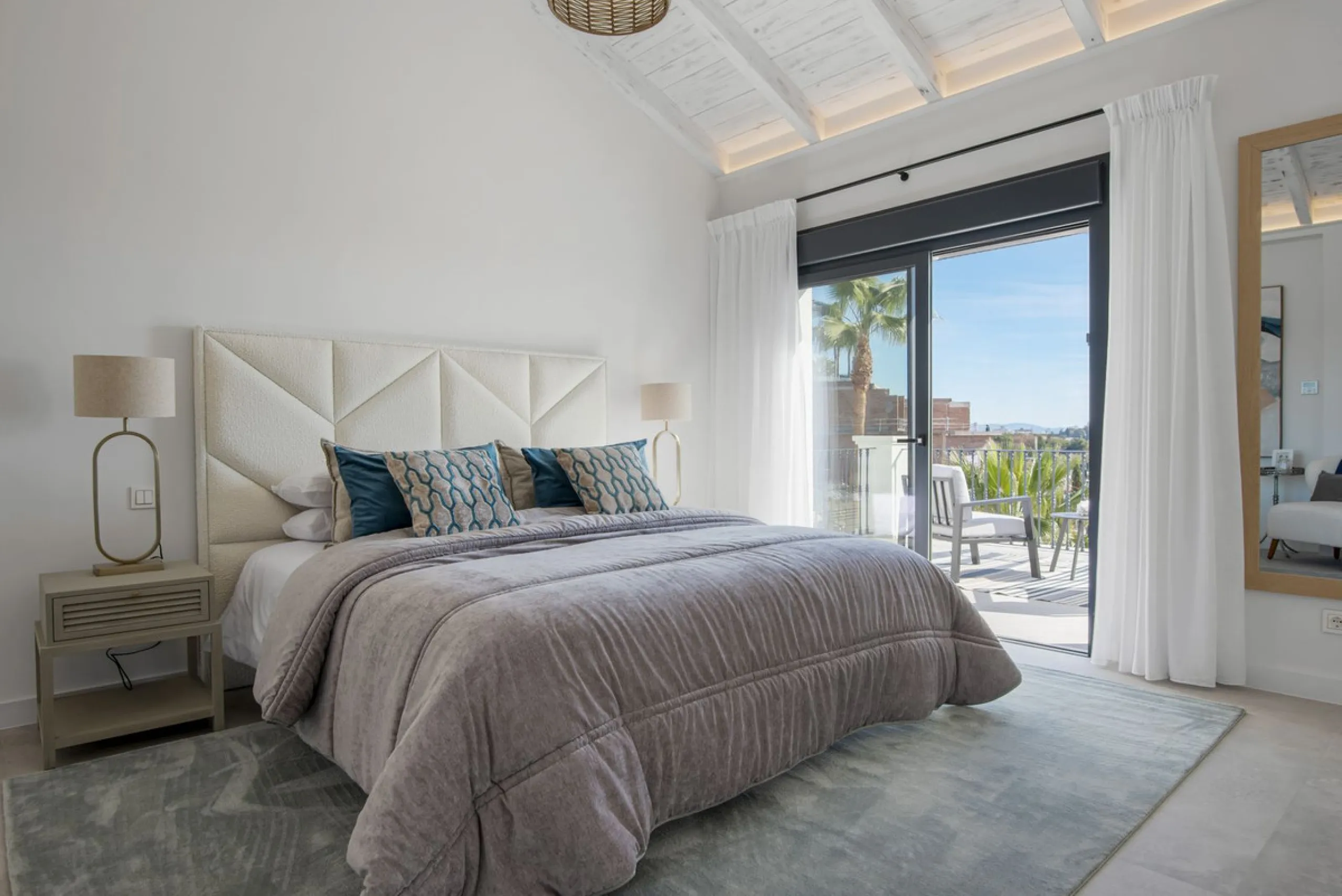 Fully renovated (key ready) completely furnished villa in the Los Flamingos Golf Resort