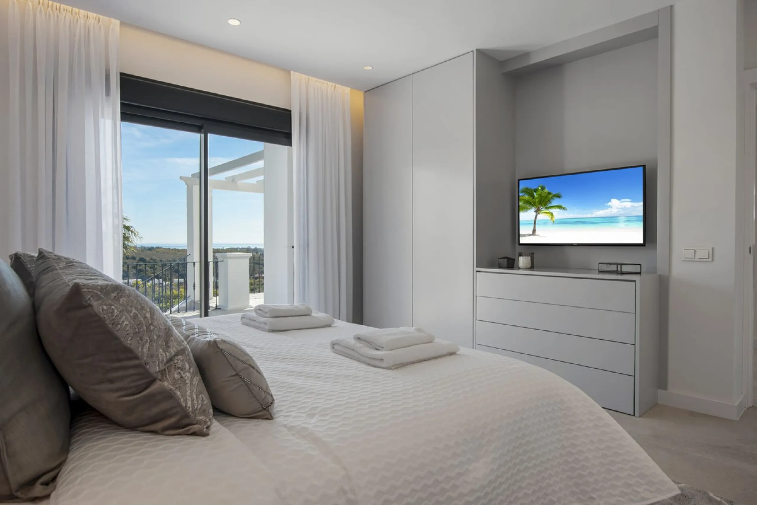 Fully renovated (key ready) completely furnished villa in the Los Flamingos Golf Resort