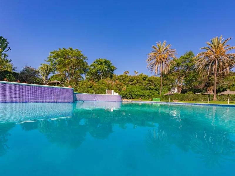 EXCLUSIVE SEMI-DETACHED HOUSE IN BAHÍA DORADA WITH PANORAMIC SEA VIEWS. Located in one of the most sought-after areas of the Costa del Sol, this modern semi-detached home is part of an exclusive project of only three residences, two of them semi-detached,