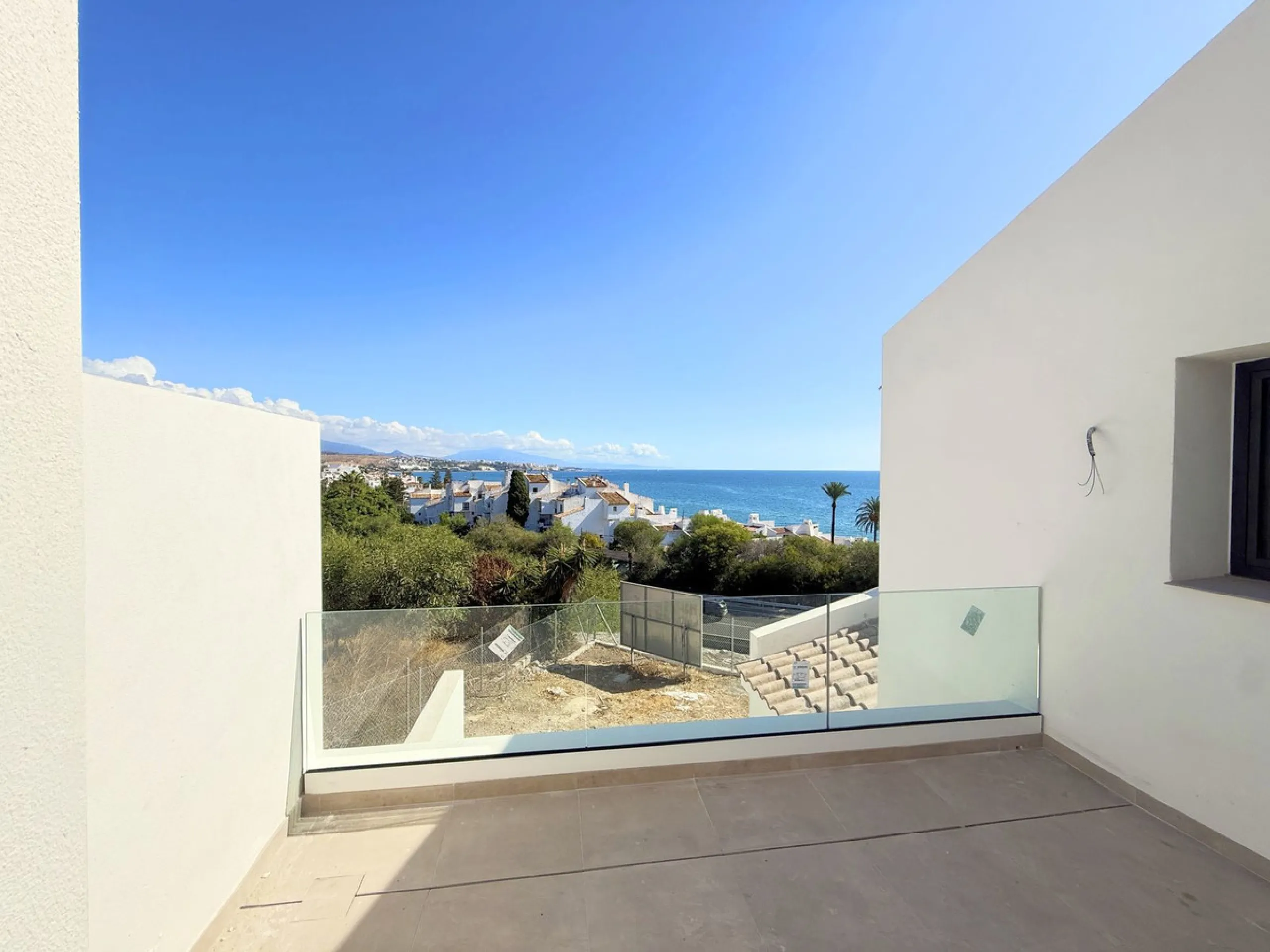 House - Semi-Detached House в продаже в Estepona, Málaga. В доме 2 спален и 2 ванных комнат. Площадь дома 124 м². Площадь участка 151 м²