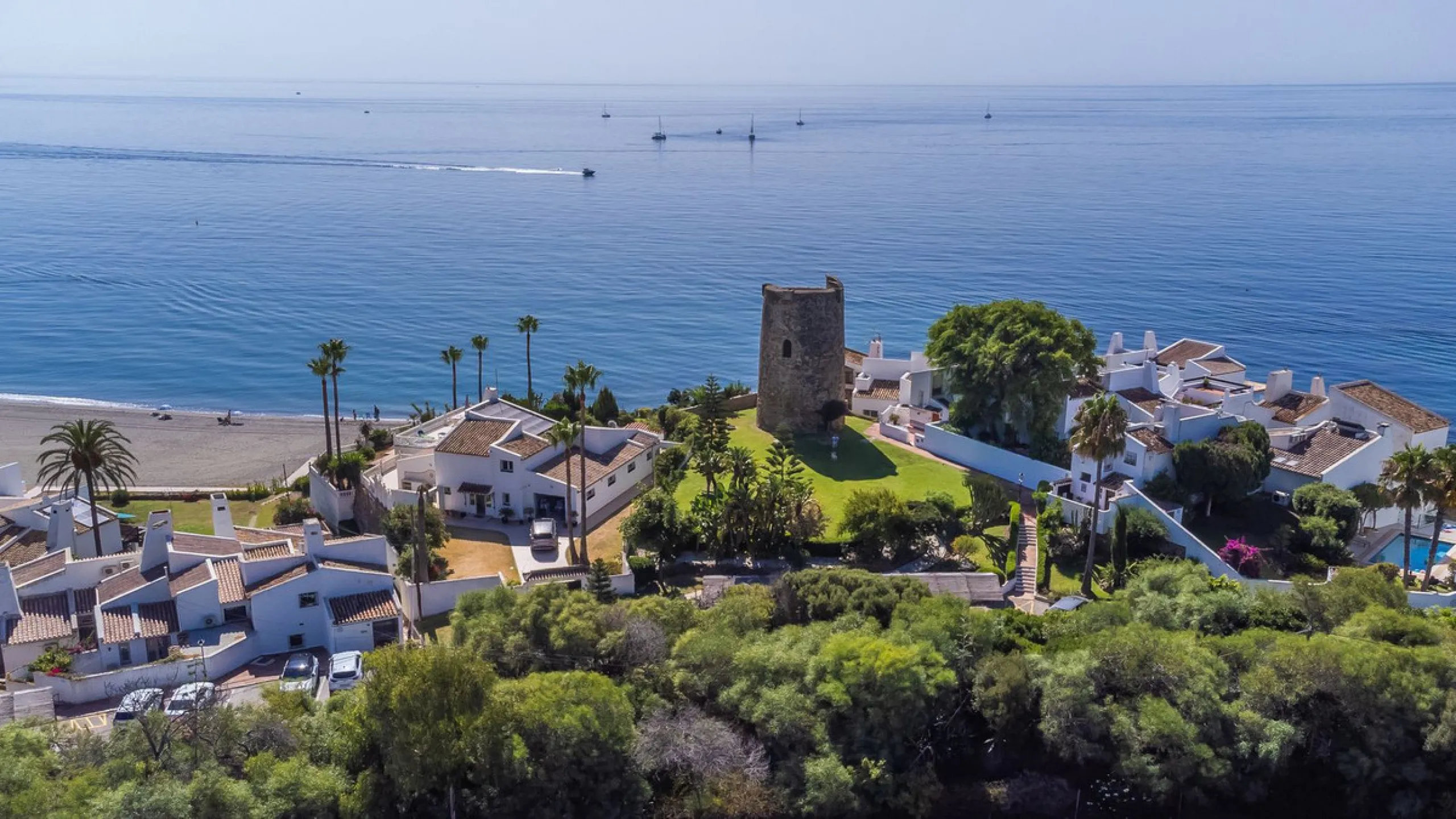 House - Semi-Detached House в продаже в Estepona, Málaga. В доме 2 спален и 2 ванных комнат. Площадь дома 124 м². Площадь участка 151 м²
