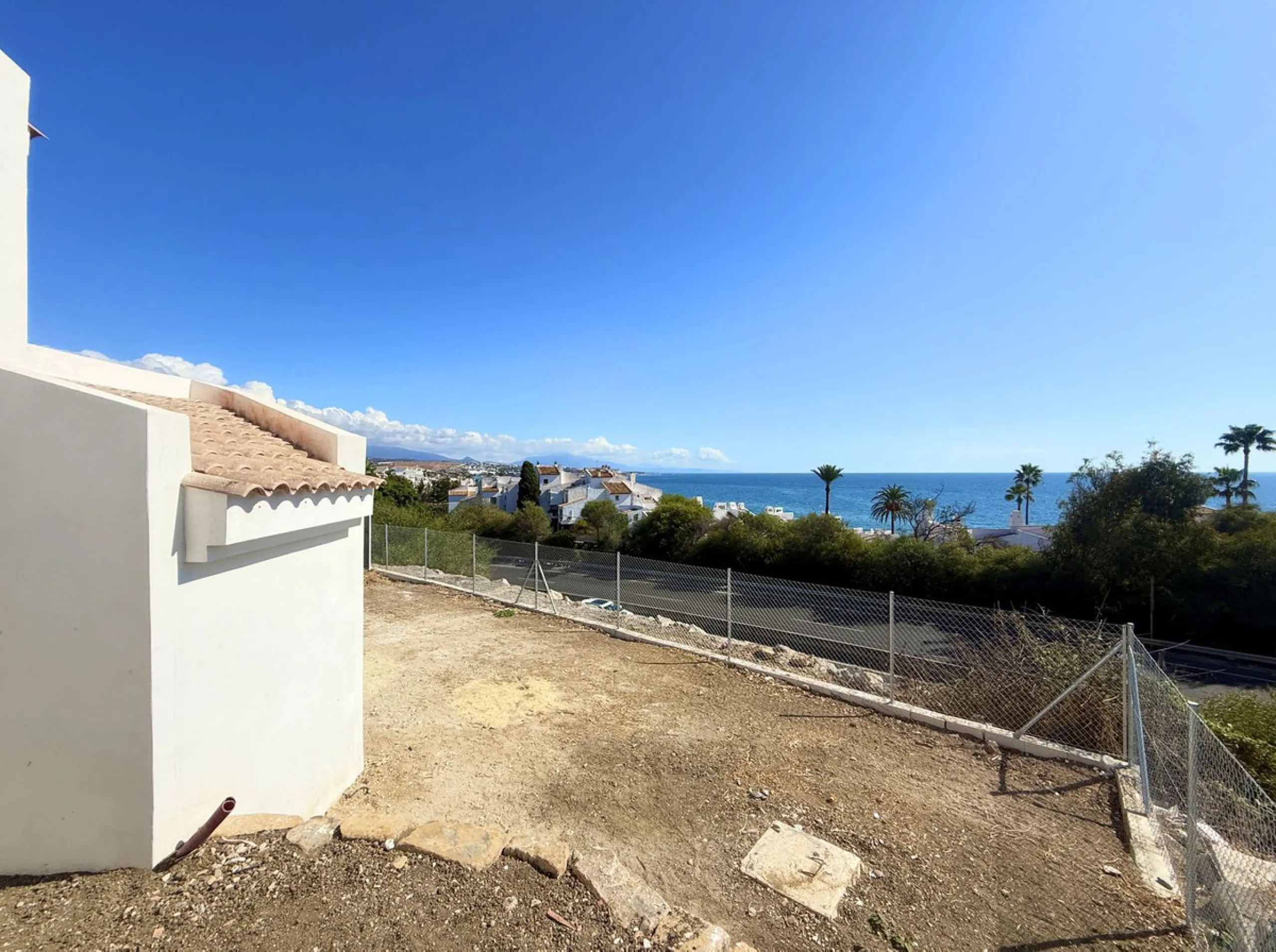 House - Semi-Detached House в продаже в Estepona, Málaga. В доме 2 спален и 2 ванных комнат. Площадь дома 124 м². Площадь участка 151 м²