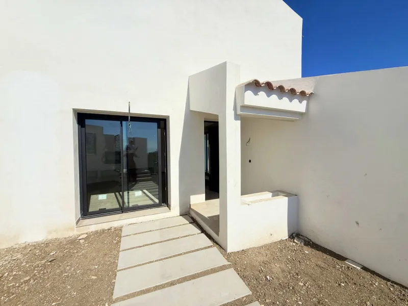 House - Semi-Detached House в продаже в Estepona, Málaga. В доме 2 спален и 2 ванных комнат. Площадь дома 124 м². Площадь участка 151 м²