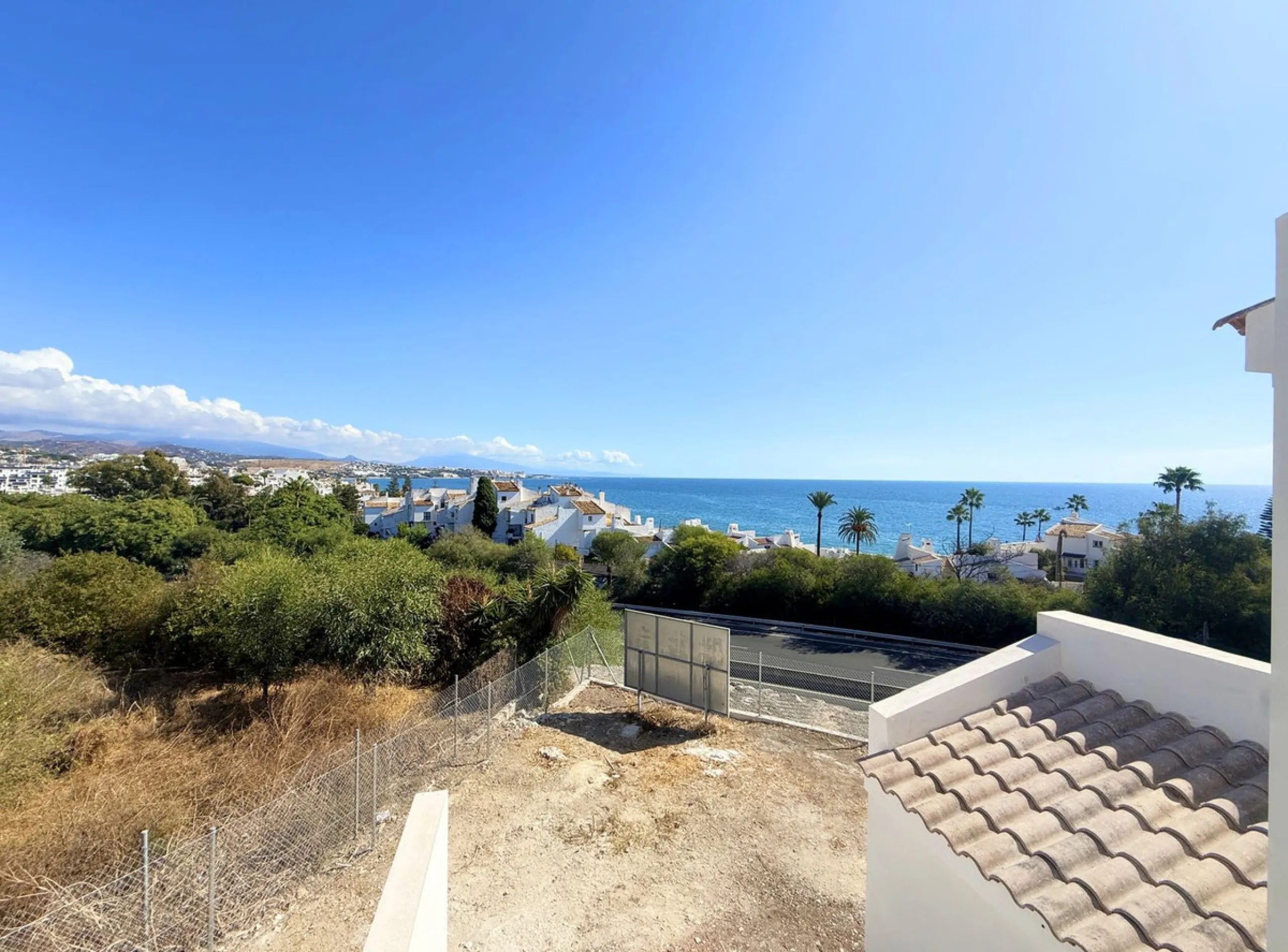 House - Semi-Detached House в продаже в Estepona, Málaga. В доме 2 спален и 2 ванных комнат. Площадь дома 124 м². Площадь участка 151 м²