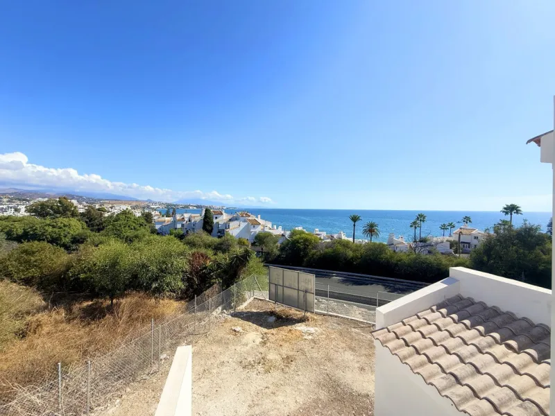 House - Semi-Detached House в продаже в Estepona, Málaga. В доме 2 спален и 2 ванных комнат. Площадь дома 124 м². Площадь участка 151 м²