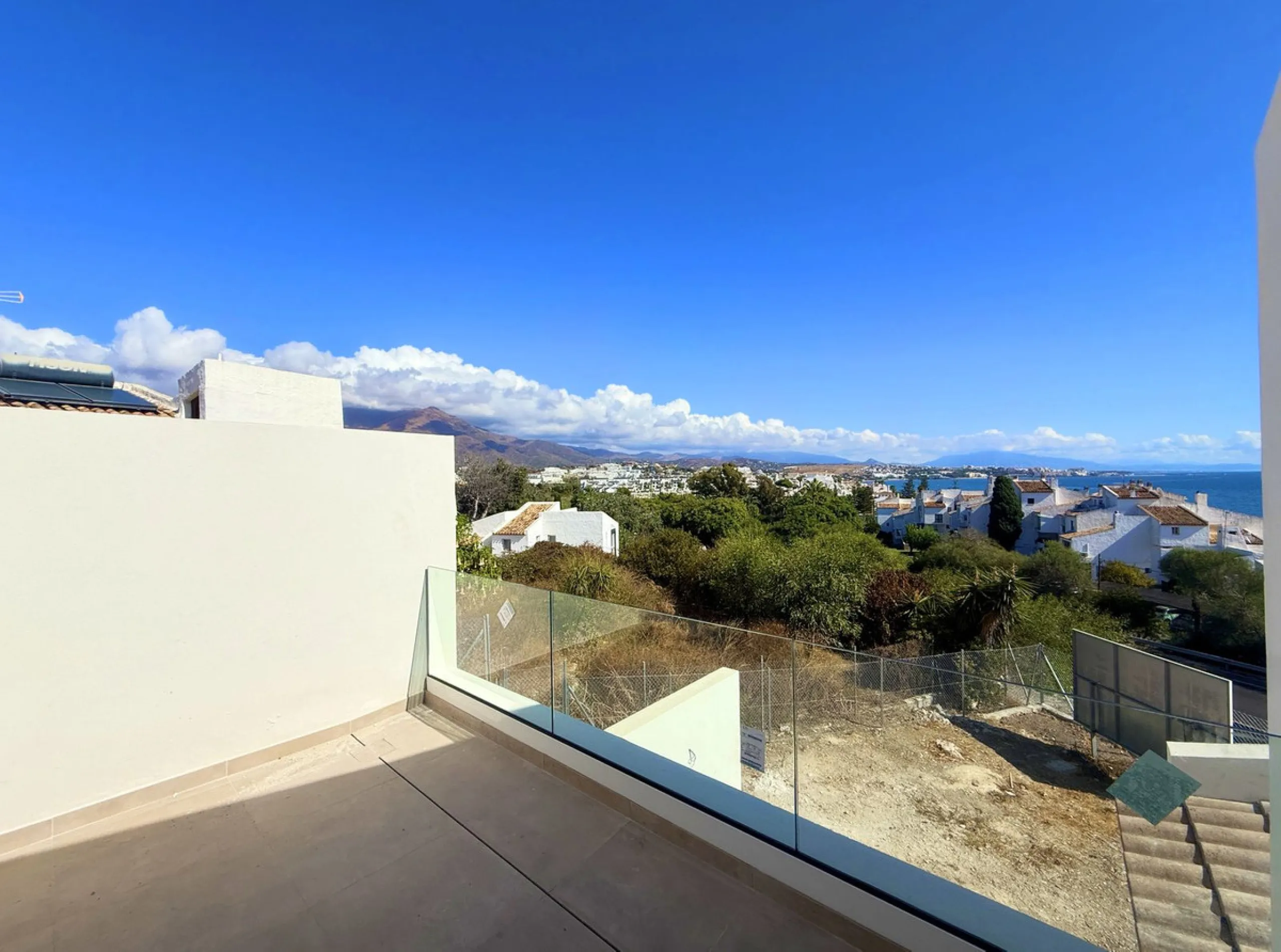 House - Semi-Detached House в продаже в Estepona, Málaga. В доме 2 спален и 2 ванных комнат. Площадь дома 124 м². Площадь участка 151 м²
