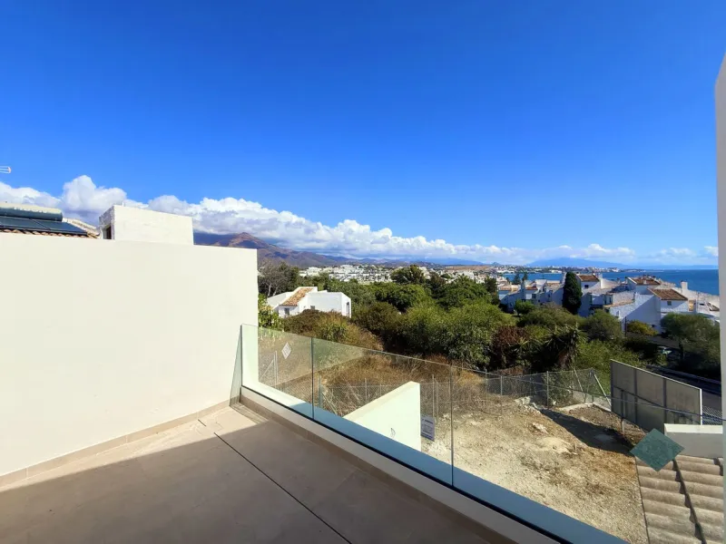 House - Semi-Detached House в продаже в Estepona, Málaga. В доме 2 спален и 2 ванных комнат. Площадь дома 124 м². Площадь участка 151 м²
