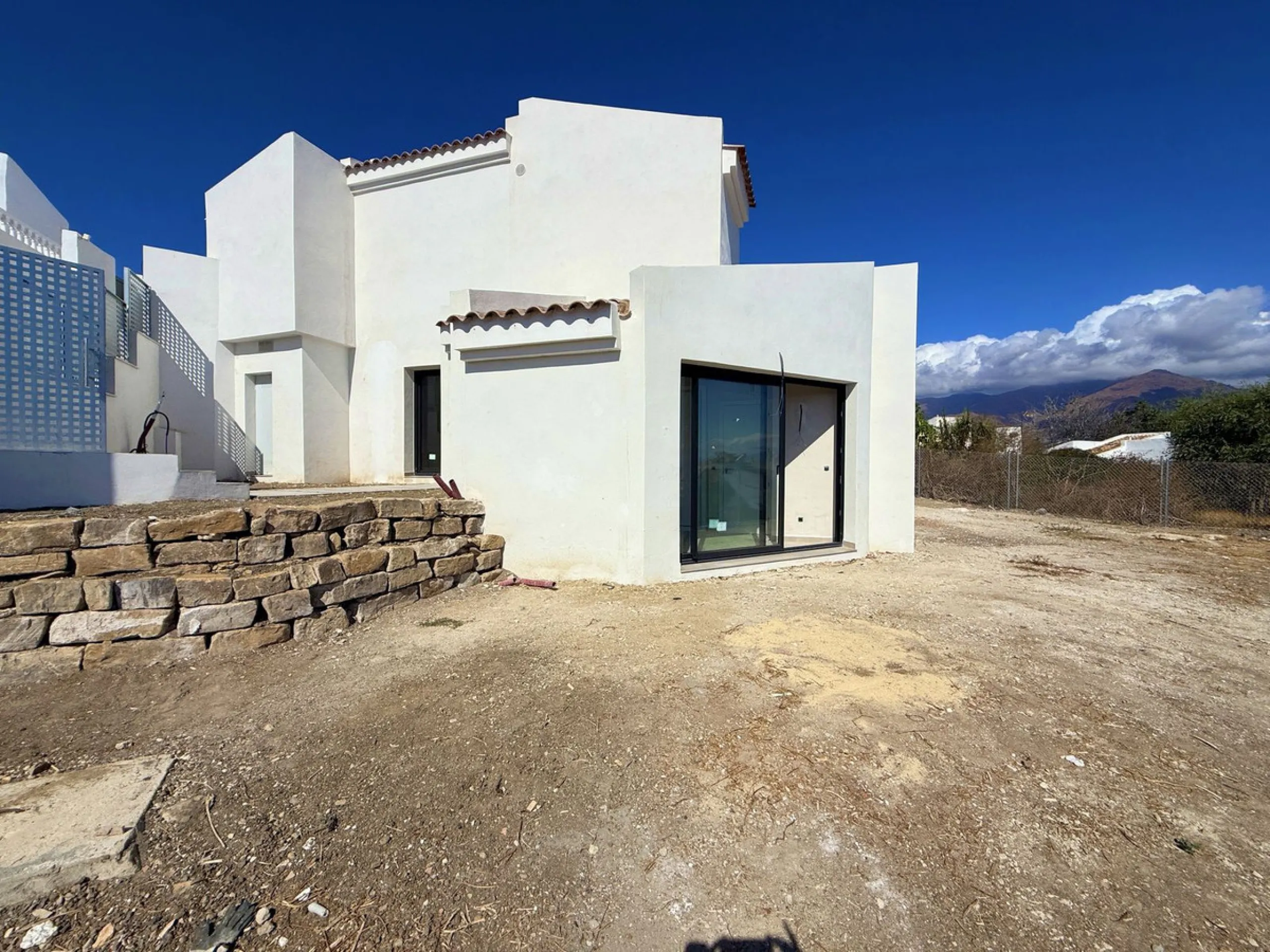 House - Semi-Detached House в продаже в Estepona, Málaga. В доме 2 спален и 2 ванных комнат. Площадь дома 124 м². Площадь участка 151 м²