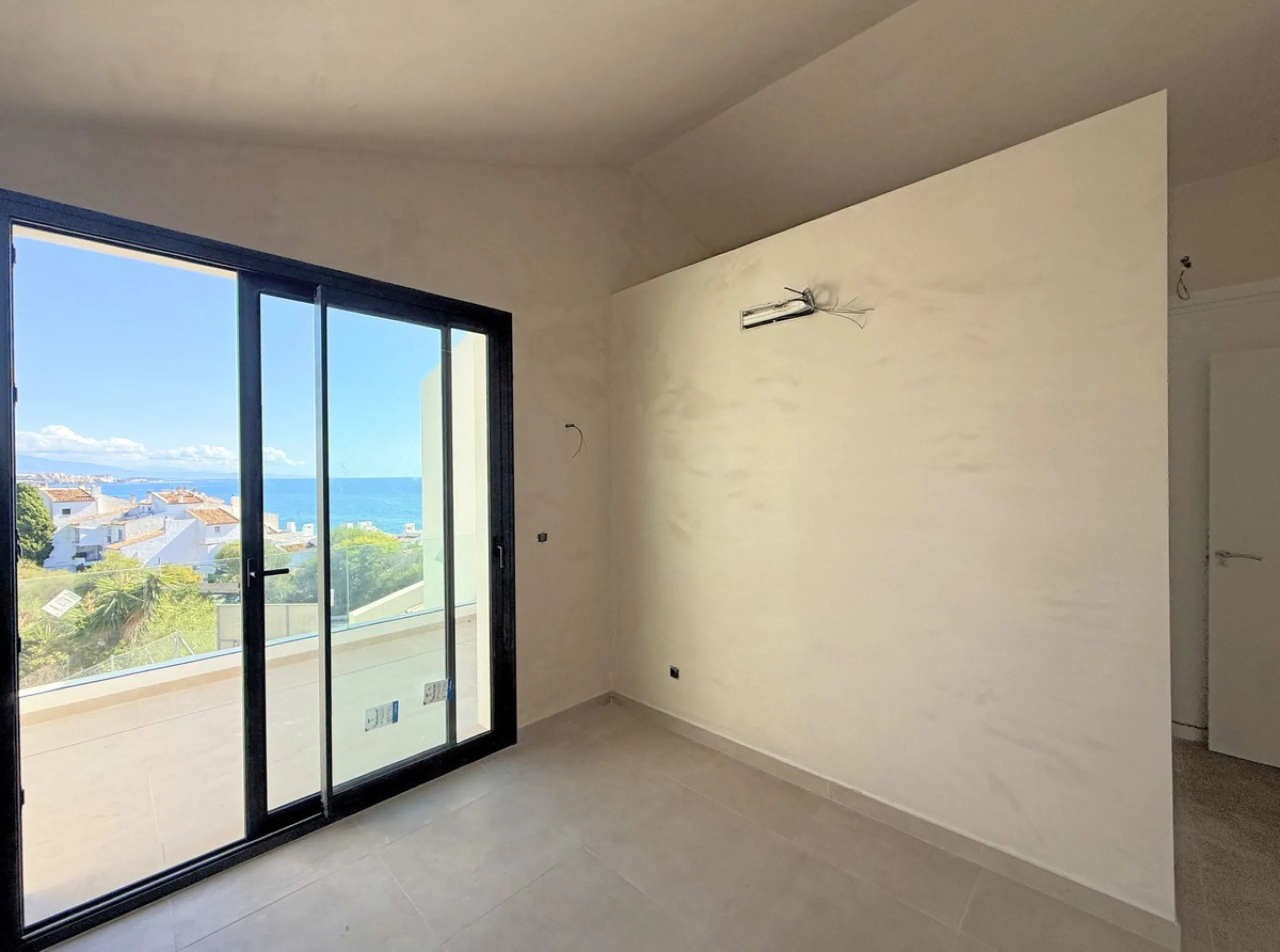 House - Semi-Detached House в продаже в Estepona, Málaga. В доме 2 спален и 2 ванных комнат. Площадь дома 124 м². Площадь участка 151 м²