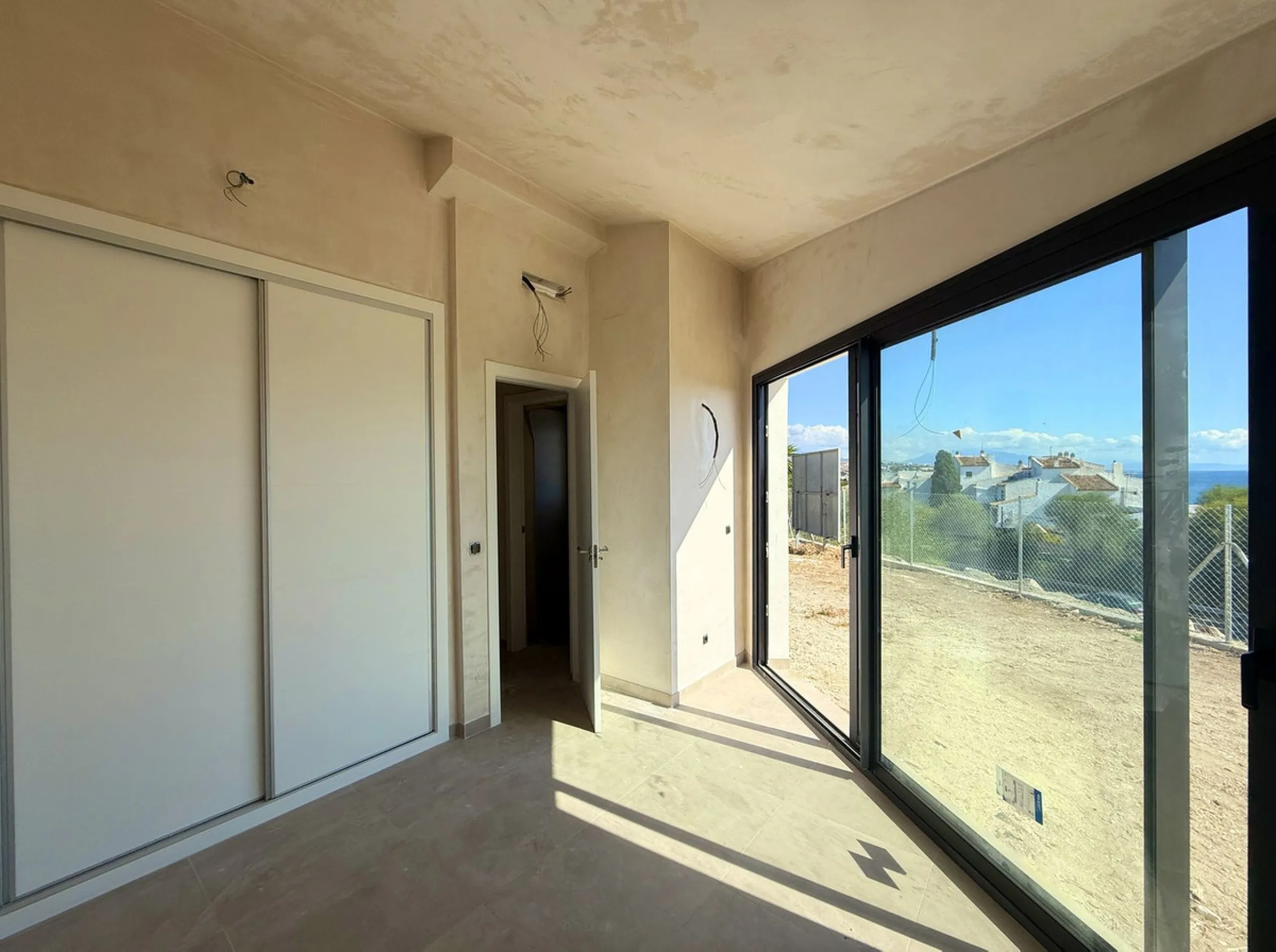 House - Semi-Detached House в продаже в Estepona, Málaga. В доме 2 спален и 2 ванных комнат. Площадь дома 124 м². Площадь участка 151 м²