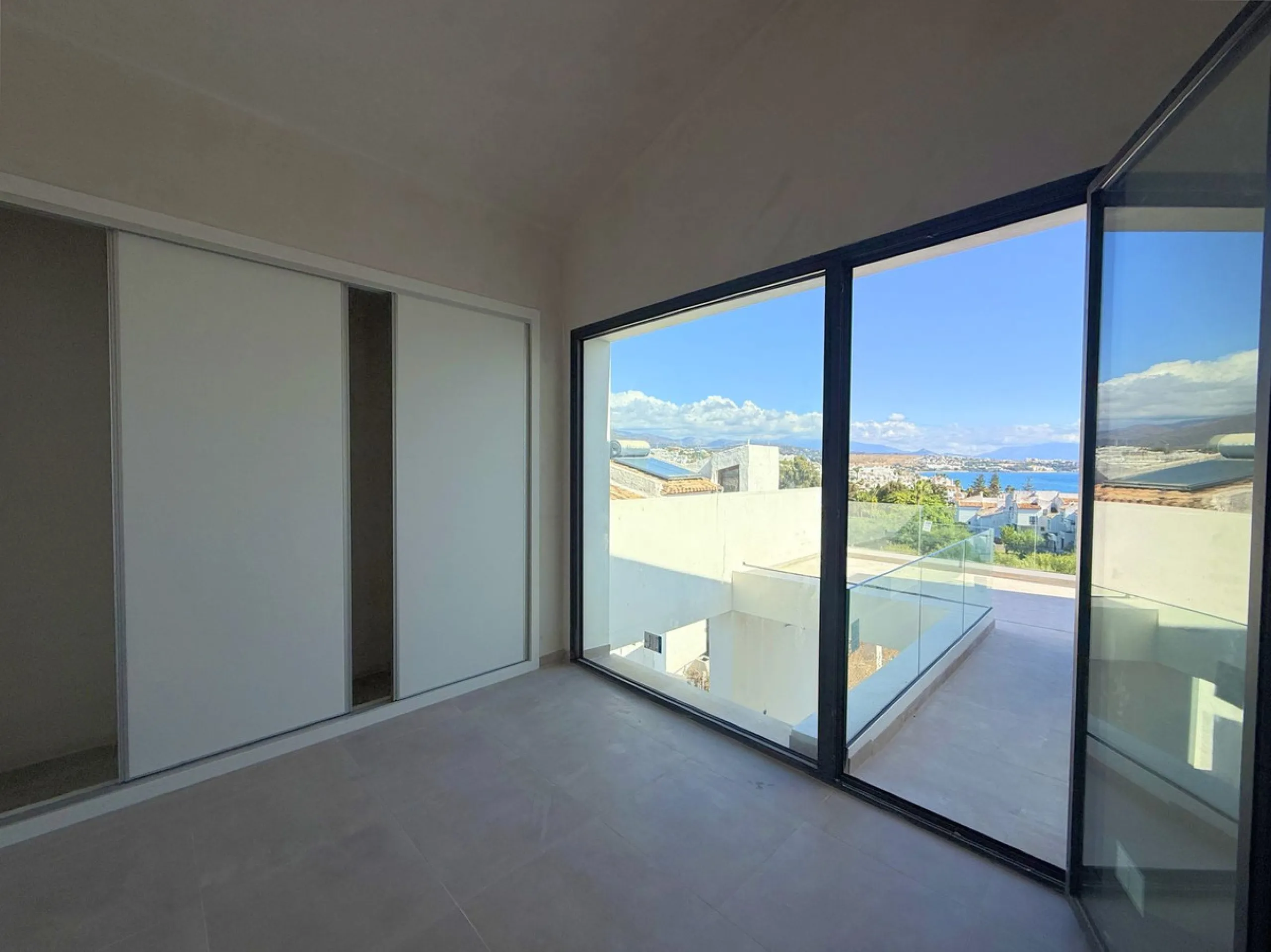 House - Semi-Detached House в продаже в Estepona, Málaga. В доме 2 спален и 2 ванных комнат. Площадь дома 124 м². Площадь участка 151 м²