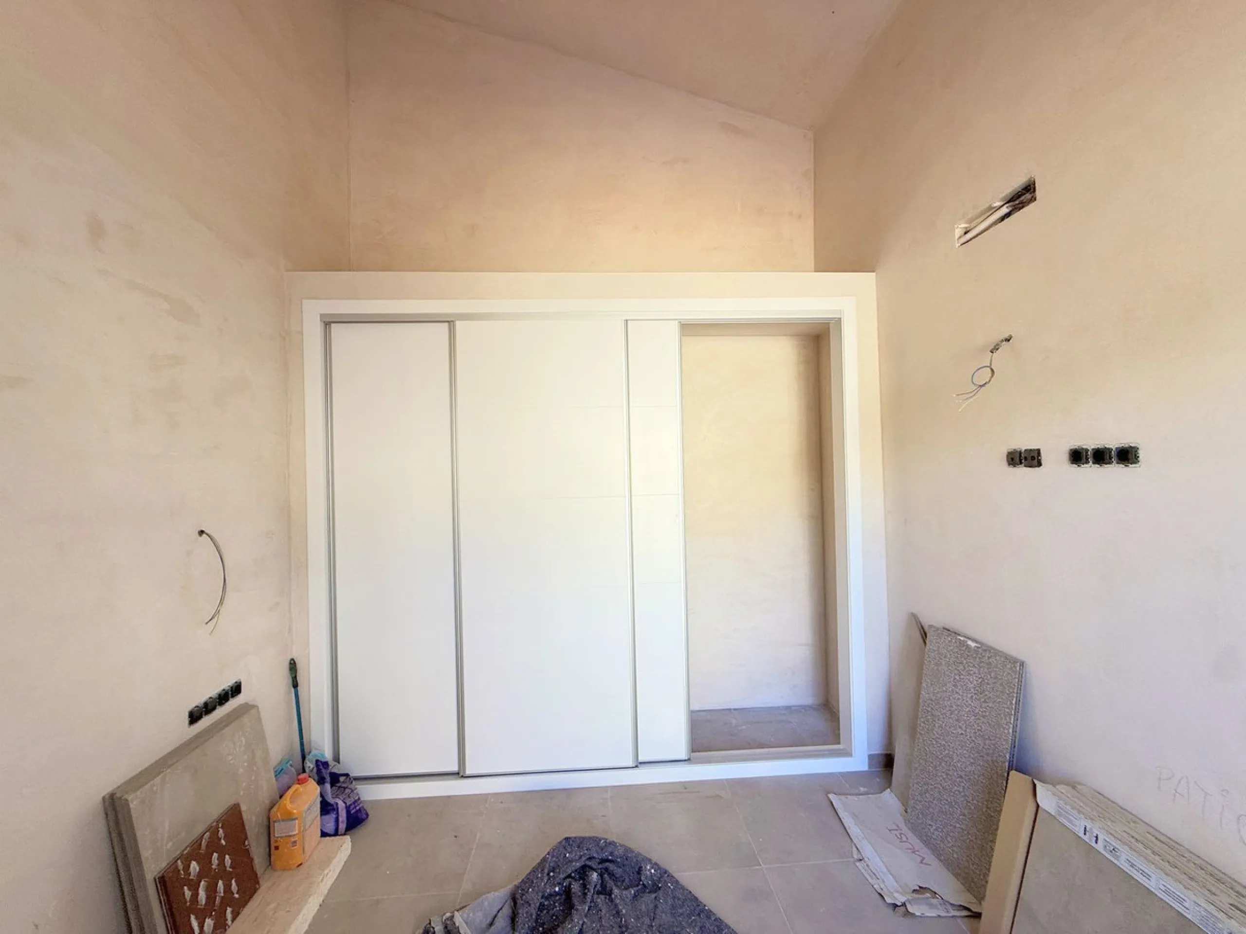 House - Semi-Detached House в продаже в Estepona, Málaga. В доме 2 спален и 2 ванных комнат. Площадь дома 124 м². Площадь участка 151 м²