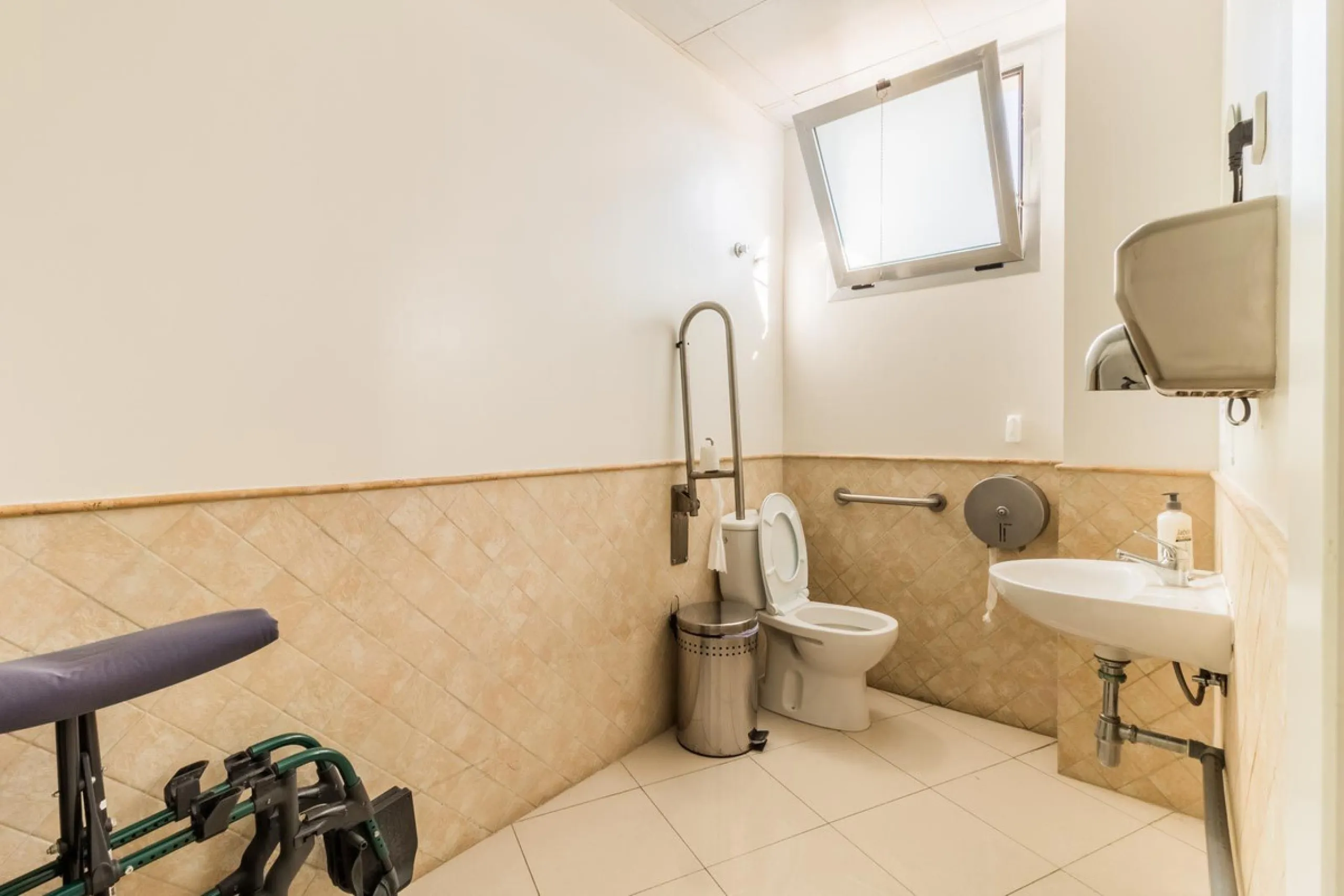 Unique Opportunity for Commercial Premises in Nueva Andalucia, Marbella