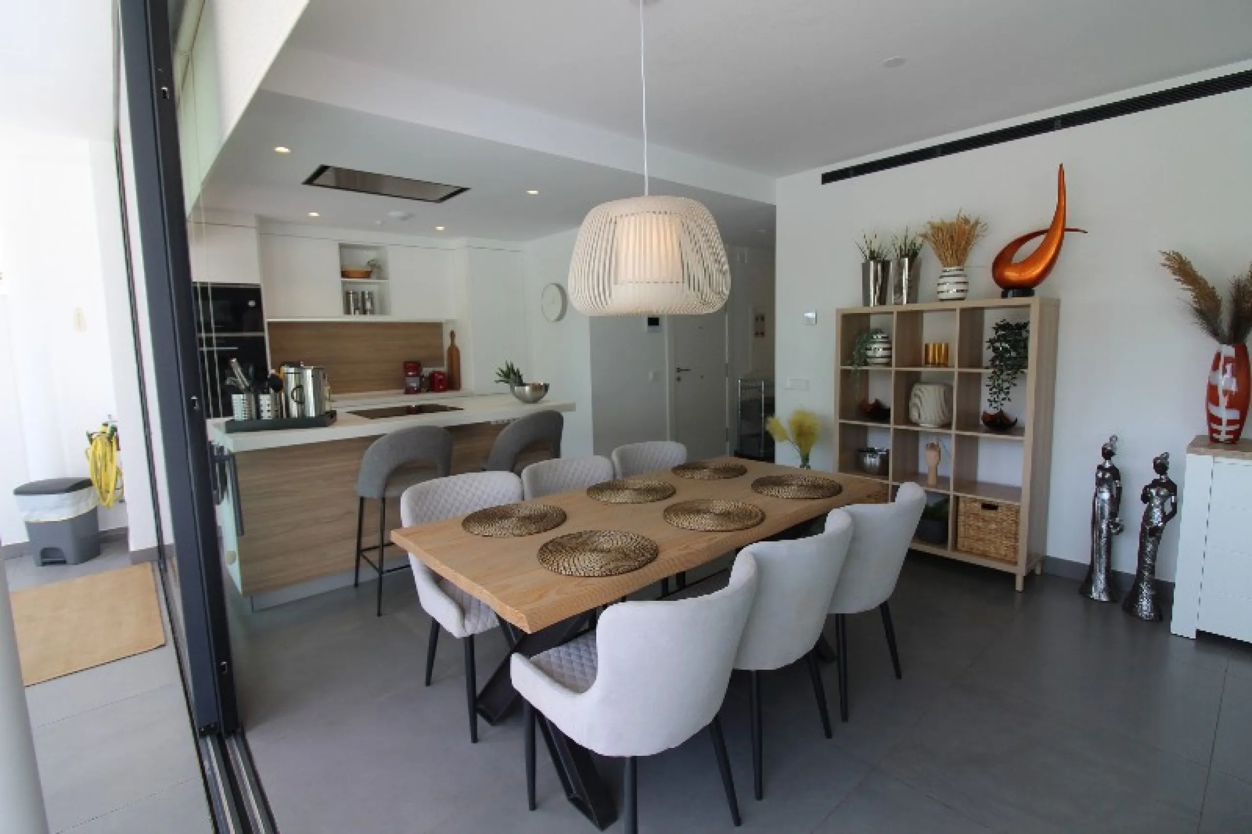 Fantastic  apartment located in the sought-after area  Higueron. The apartment is ready to move into. This beautiful apartment consists of two bedrooms and two lovely large bathrooms. Modern kitchen with everything and open to the beautiful living/dining 