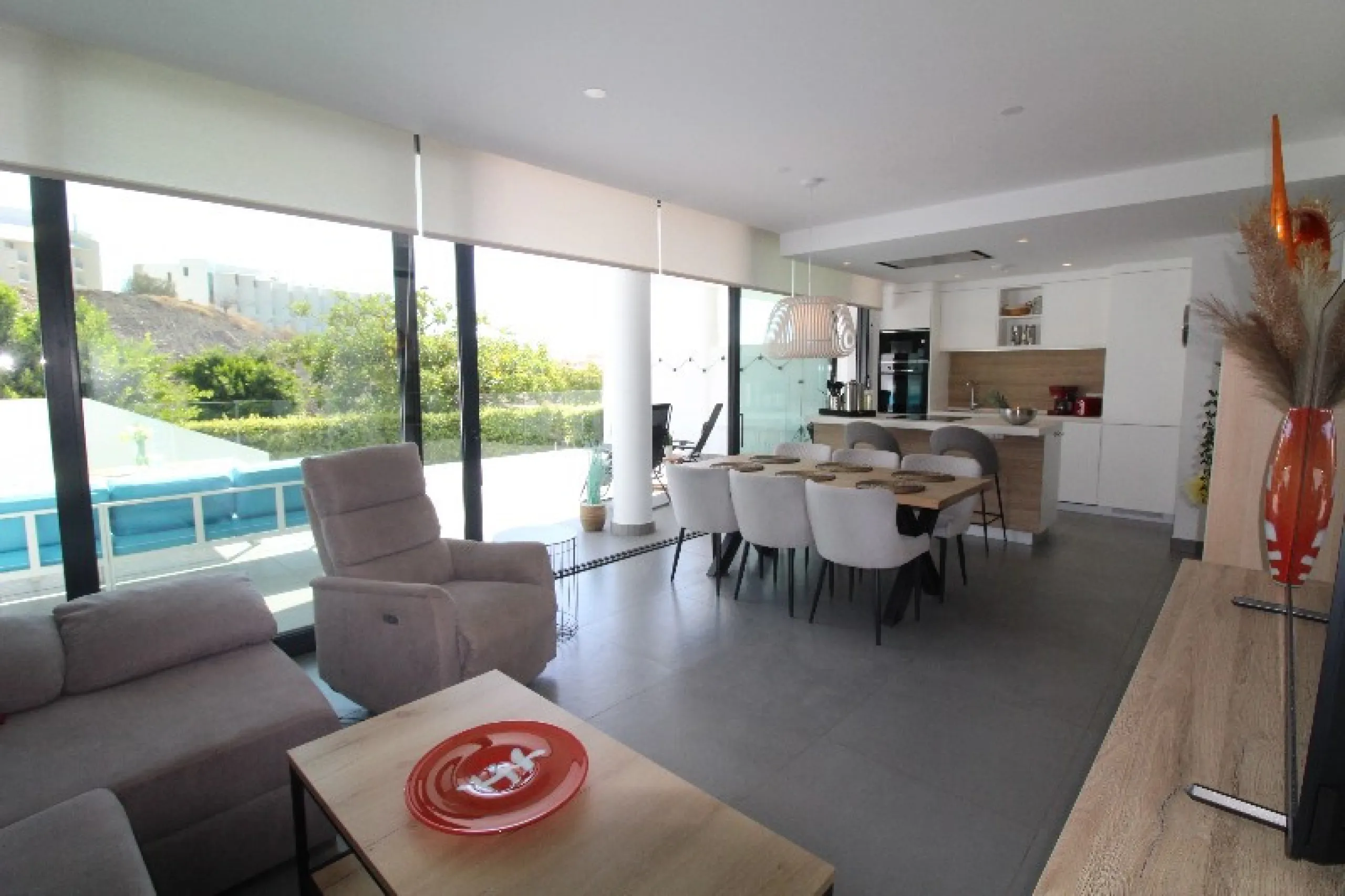 Fantastic  apartment located in the sought-after area  Higueron. The apartment is ready to move into. This beautiful apartment consists of two bedrooms and two lovely large bathrooms. Modern kitchen with everything and open to the beautiful living/dining 