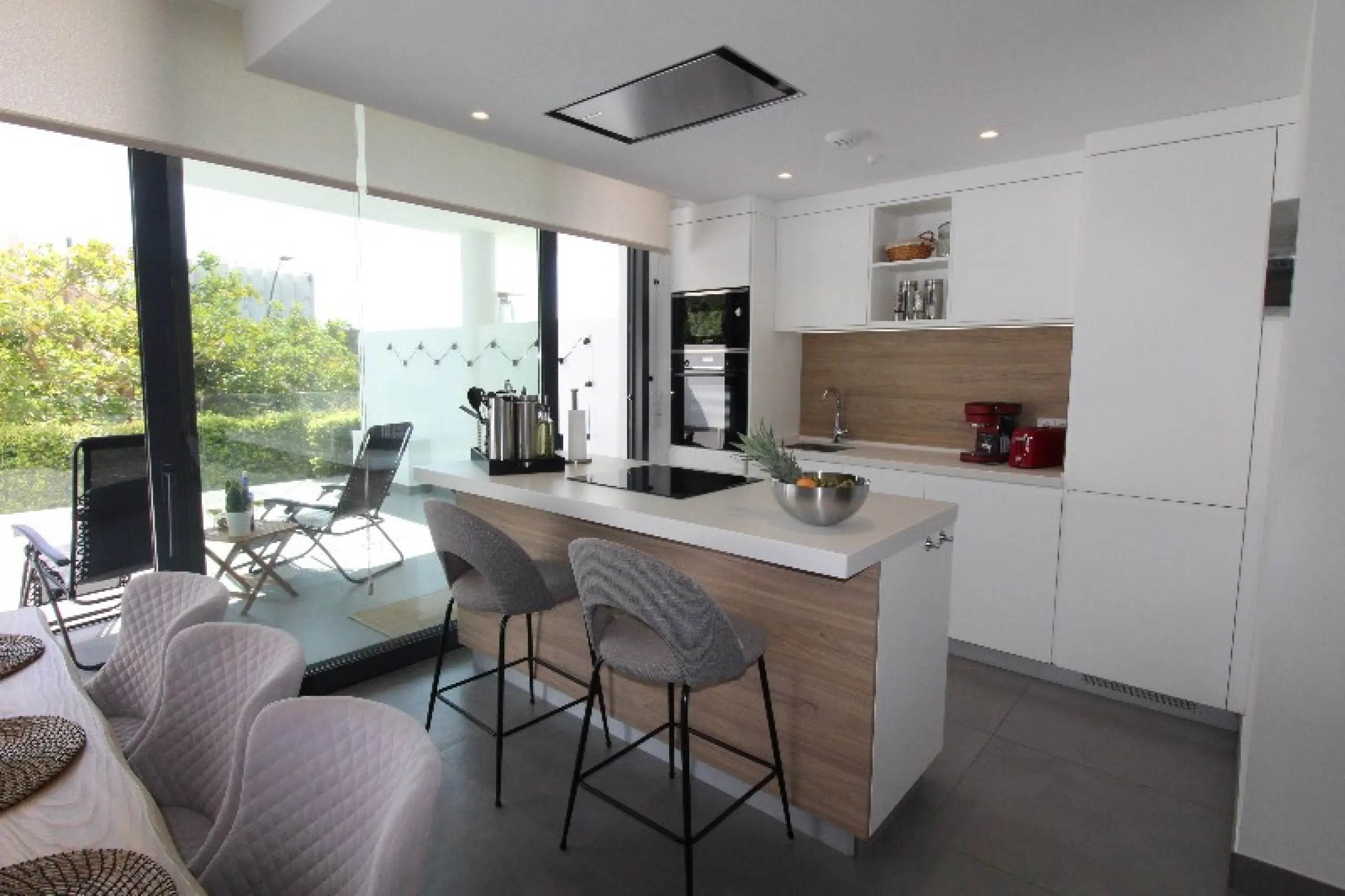Fantastic  apartment located in the sought-after area  Higueron. The apartment is ready to move into. This beautiful apartment consists of two bedrooms and two lovely large bathrooms. Modern kitchen with everything and open to the beautiful living/dining 