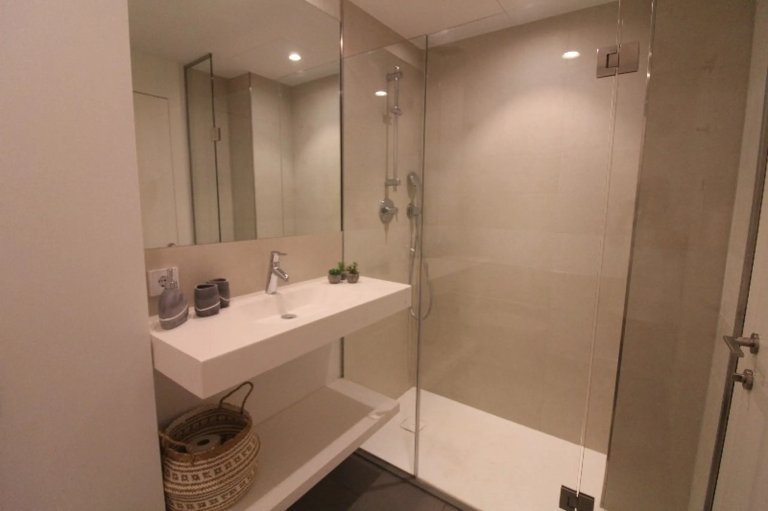 Fantastic  apartment located in the sought-after area  Higueron. The apartment is ready to move into. This beautiful apartment consists of two bedrooms and two lovely large bathrooms. Modern kitchen with everything and open to the beautiful living/dining 