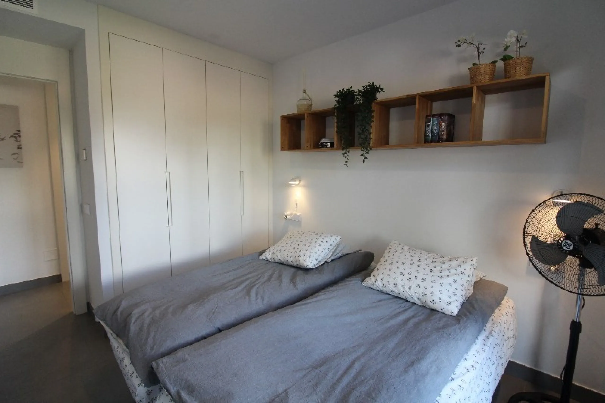 Fantastic  apartment located in the sought-after area  Higueron. The apartment is ready to move into. This beautiful apartment consists of two bedrooms and two lovely large bathrooms. Modern kitchen with everything and open to the beautiful living/dining 