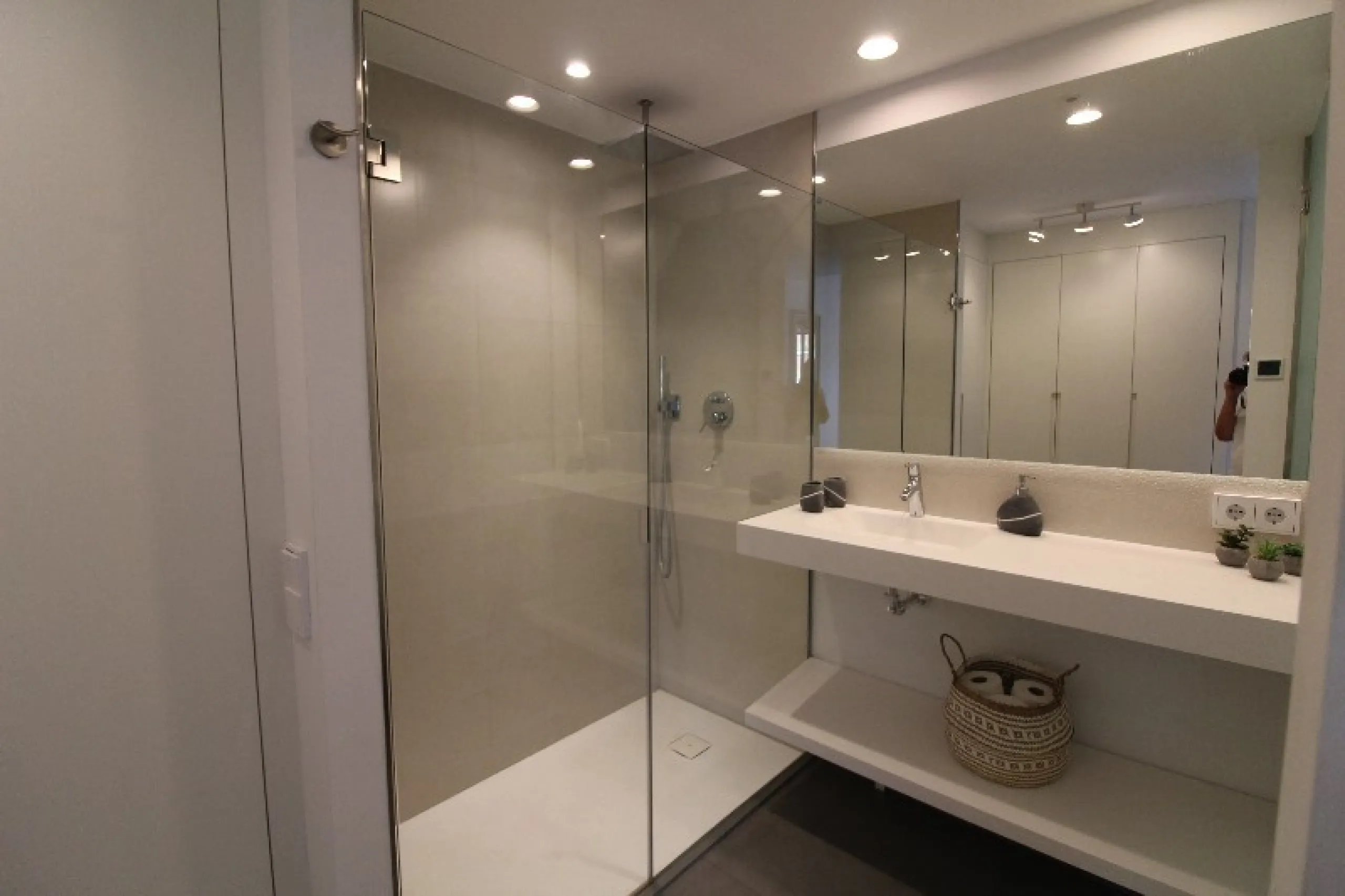 Fantastic  apartment located in the sought-after area  Higueron. The apartment is ready to move into. This beautiful apartment consists of two bedrooms and two lovely large bathrooms. Modern kitchen with everything and open to the beautiful living/dining 