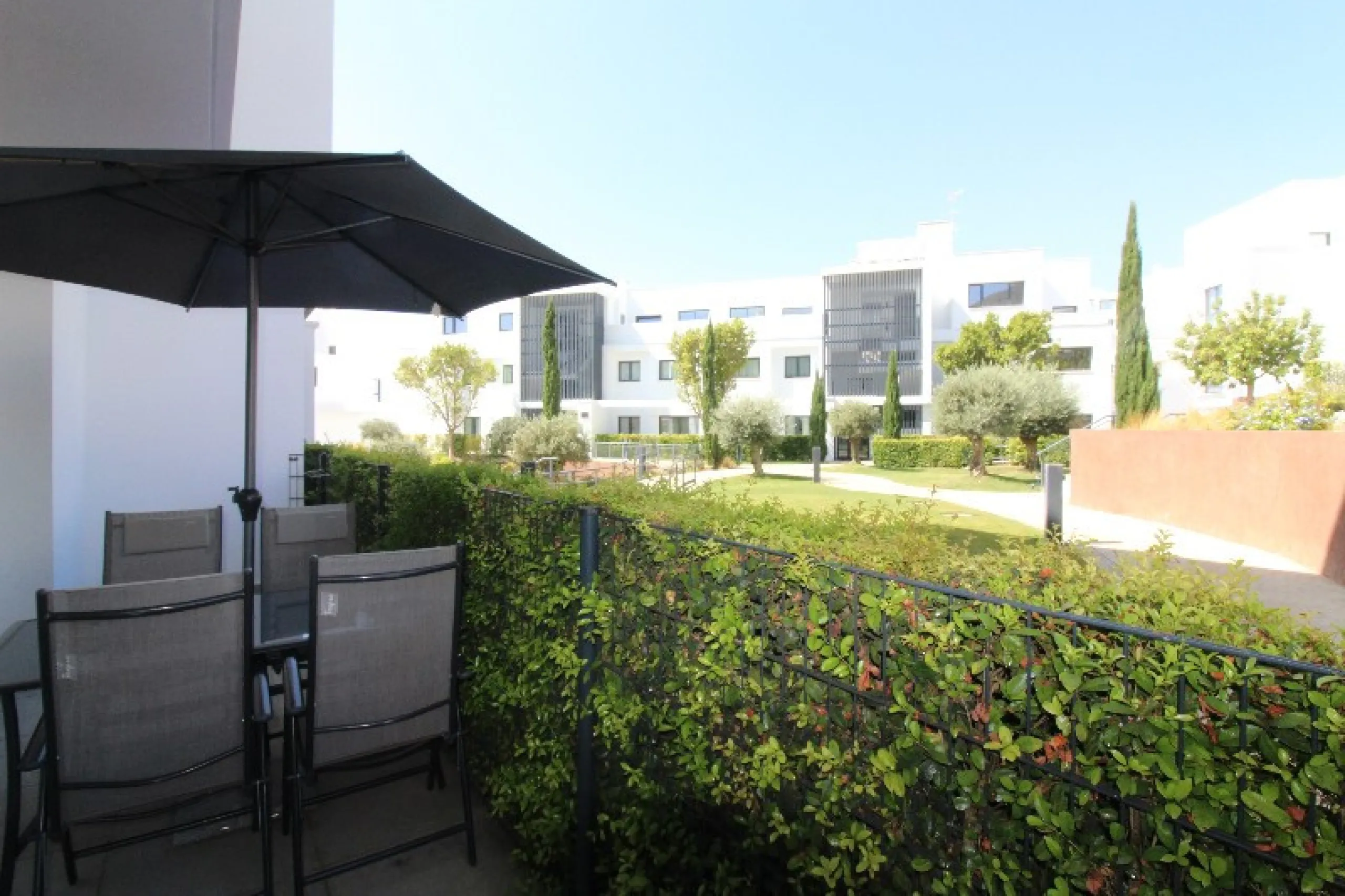 Fantastic  apartment located in the sought-after area  Higueron. The apartment is ready to move into. This beautiful apartment consists of two bedrooms and two lovely large bathrooms. Modern kitchen with everything and open to the beautiful living/dining 